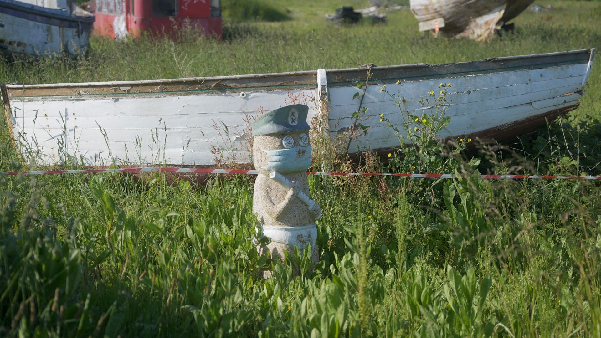 Ces statuettes ont été découvertes à l'été 2023... Depuis, elles ne cessent d'intriguer locaux et touristes ! ©Roole