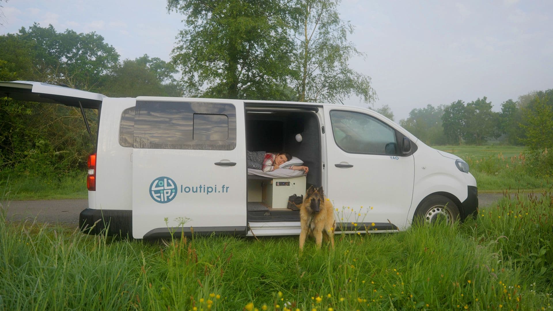 Premier réveil en pleine nature ! Nous sommes prêts à découvrir la Bretagne en van électrique ! ©Roole