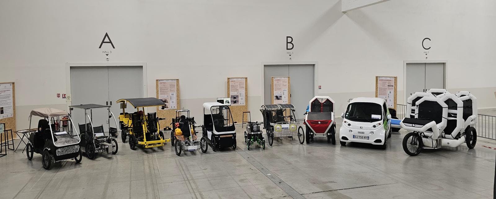 Exposition de véhicules intermédiaires lors du salon Grand Défi Ecologique au Havre en avril 2024 ©Ademe
