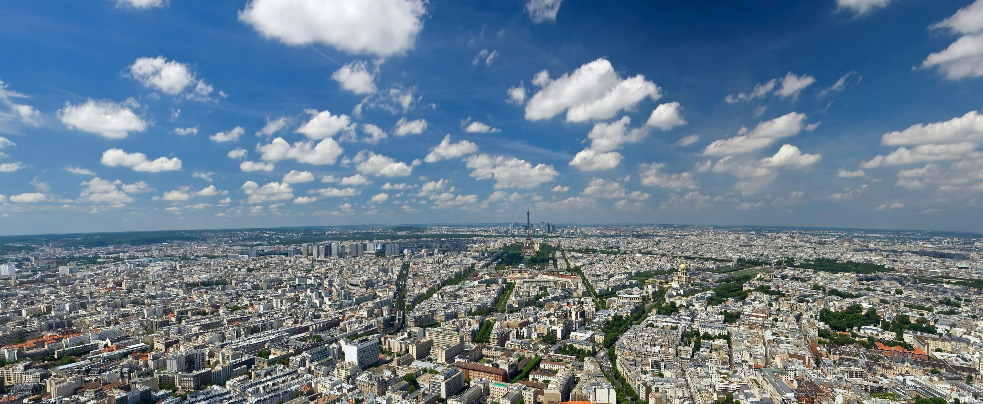 Vue aérienne sur Paris et sa banlieue