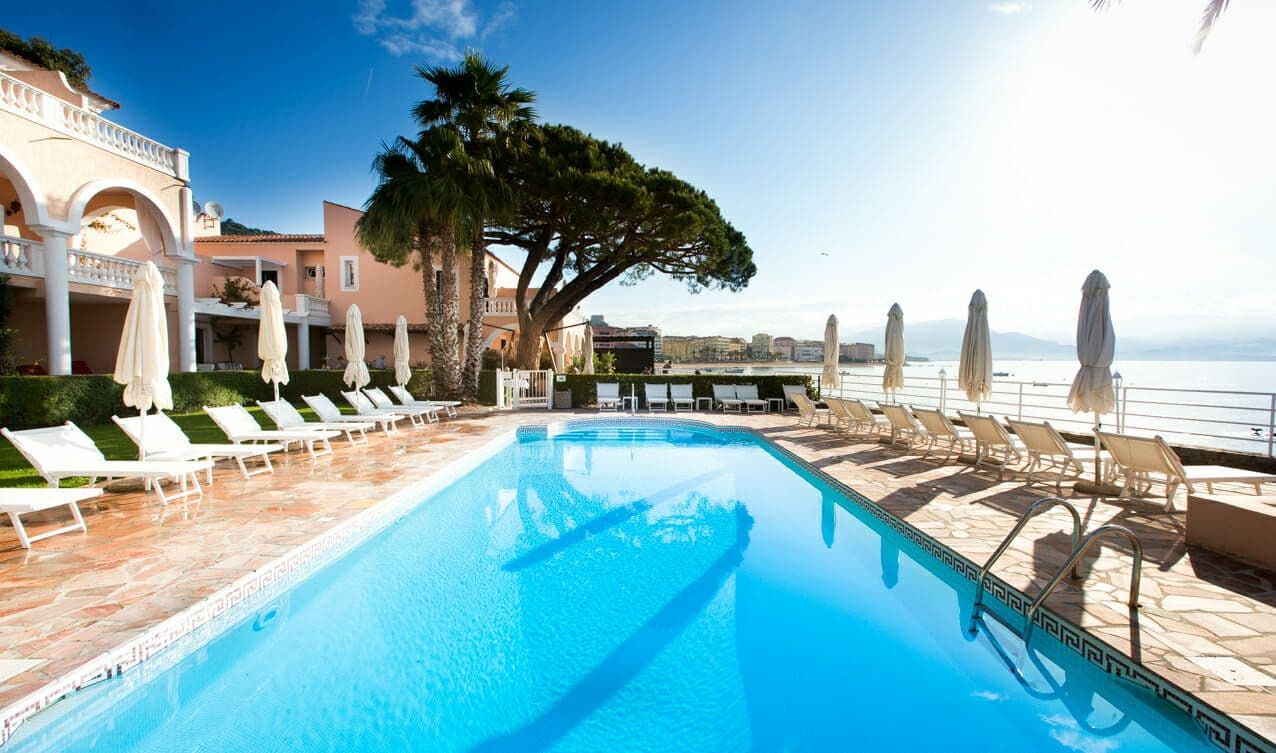 Profitez de la vue exceptionnelle depuis la terrasse des Mouettes. ©HôtelLesMouettes