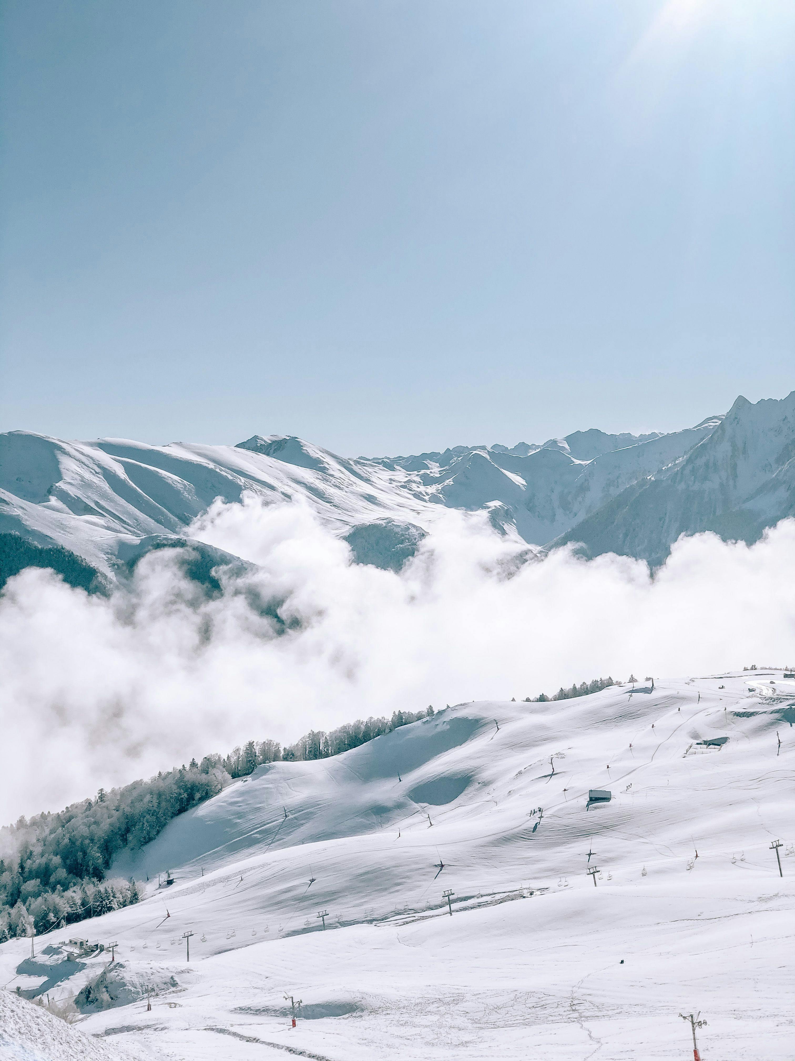 La vue sur les Pyrénées depuis la crête de Superbagnères en hiver.