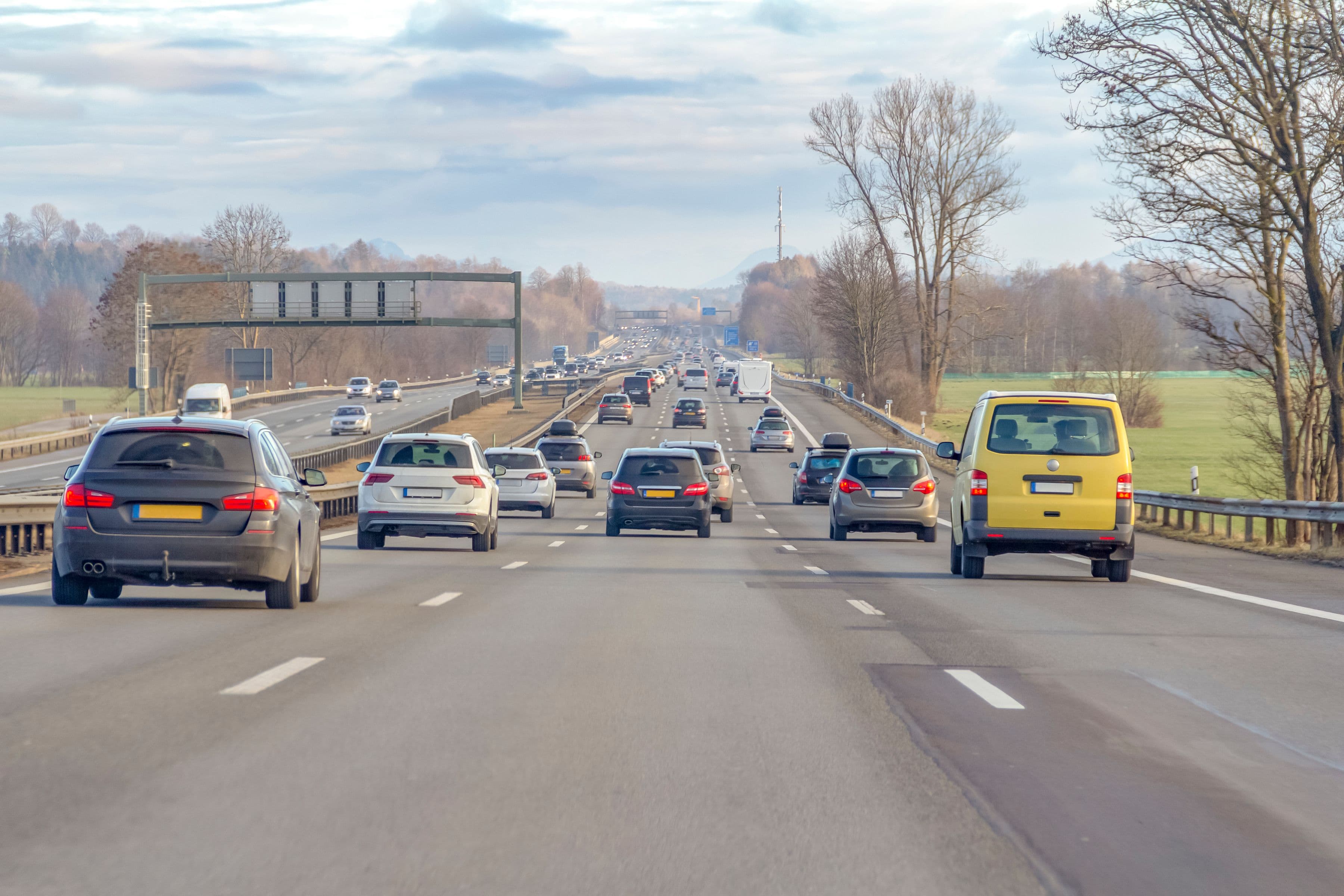 Circulation sur autoroute en hiver