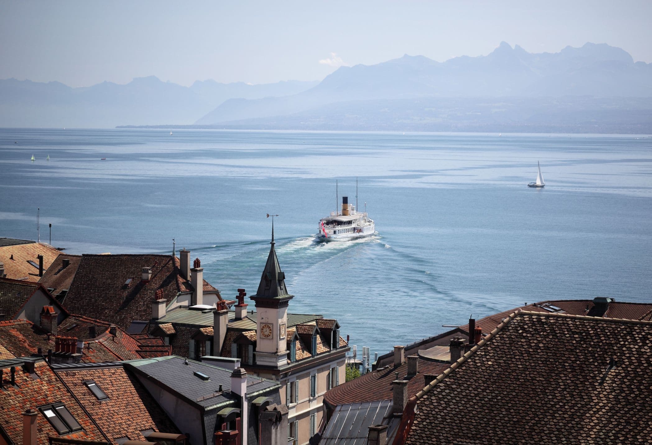 Le village de Nyon, le côté suisse du Lac Leman. ©secablue