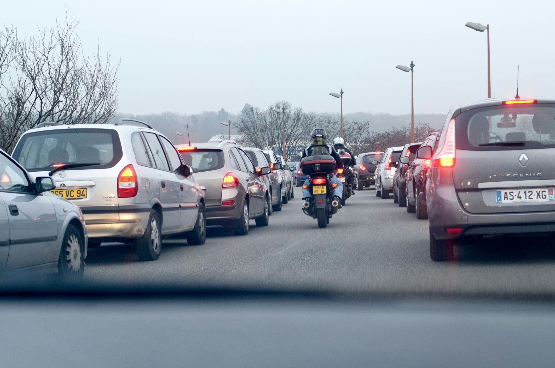 Embouteillage à Paris avec des motos en inter-file.
