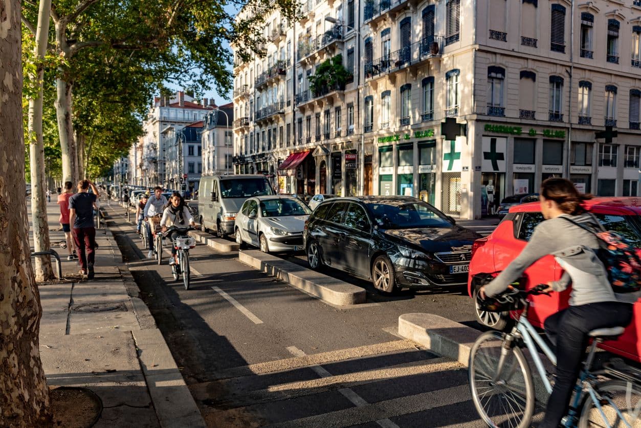 Des cyclistes sur des pistes cyclables à Lyon.