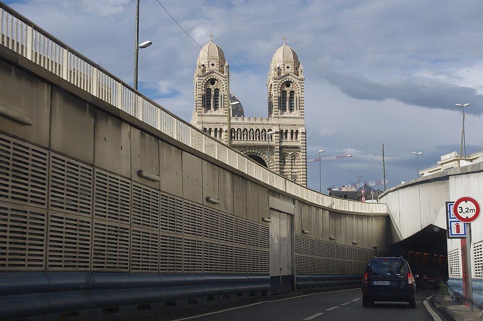 La cathédrale de la Major de Marseille vue depuis la voie rapide avant l'entrée du tunnel, septembre 2012