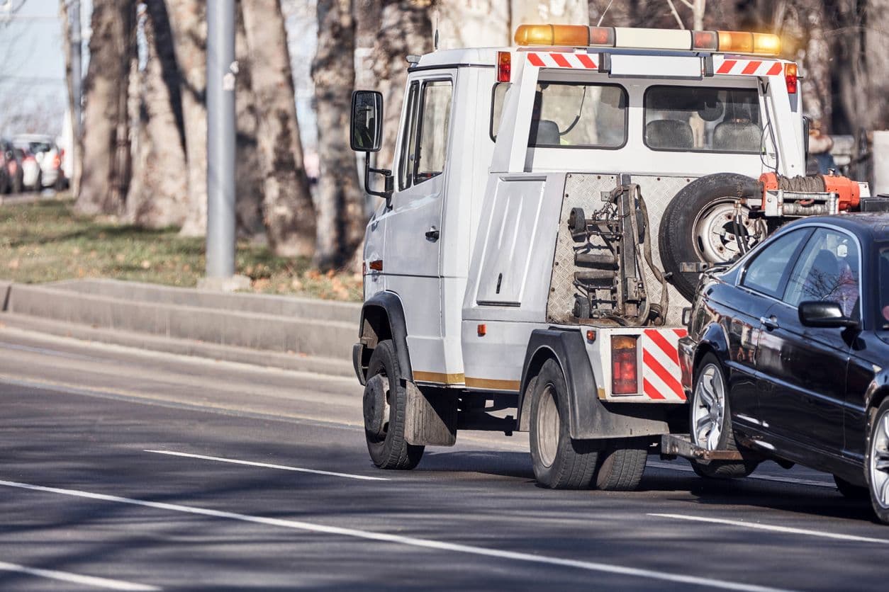 Une voiture récupérée par la fourrière.