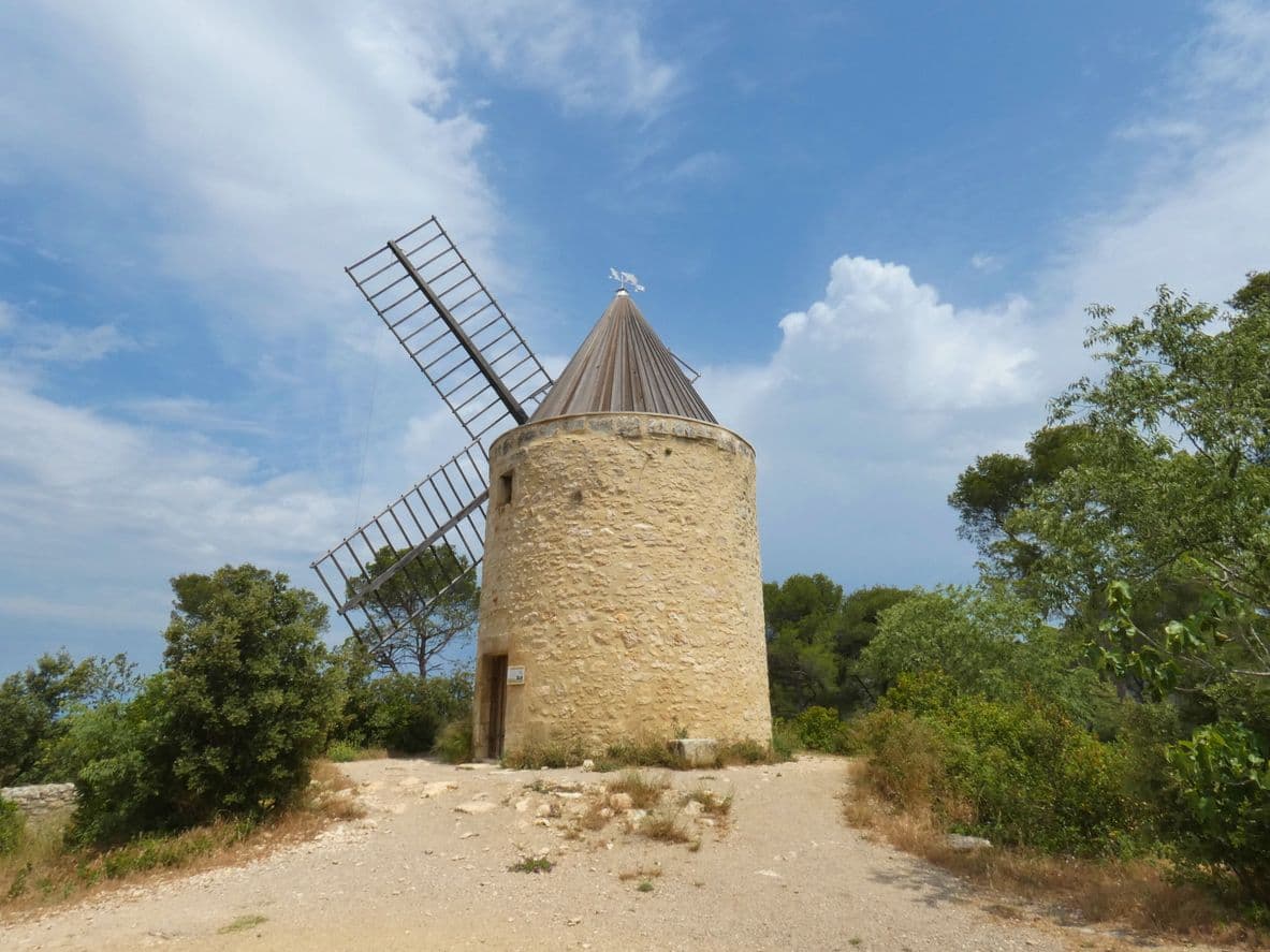 Sentier du moulin d'Alphonse Daudet. ©Stephane Couthures