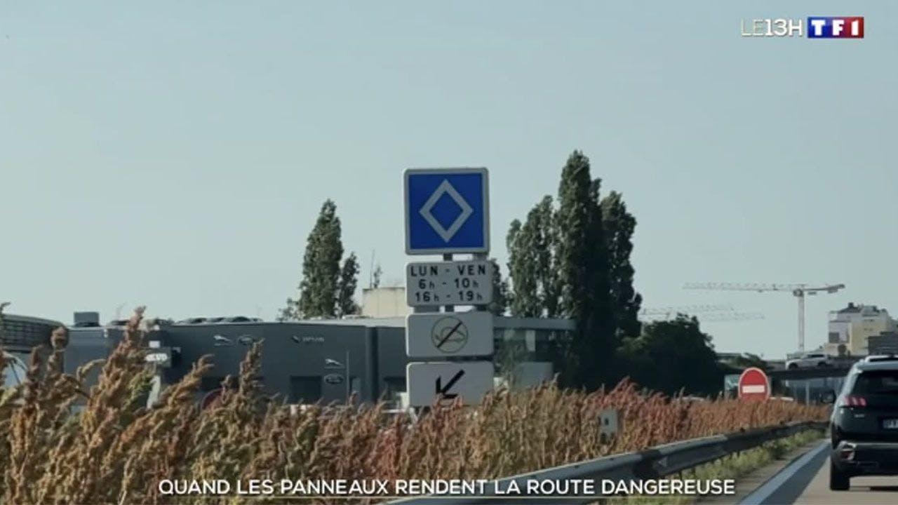 <i>À Strasbourg, ce panneau indique
une voie réservée au covoiturage mais interdit aux véhicules
électriques. ©TF1</i><i></i>