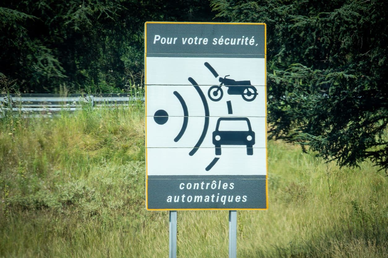 Un panneau indiquant une zone de contrôle.