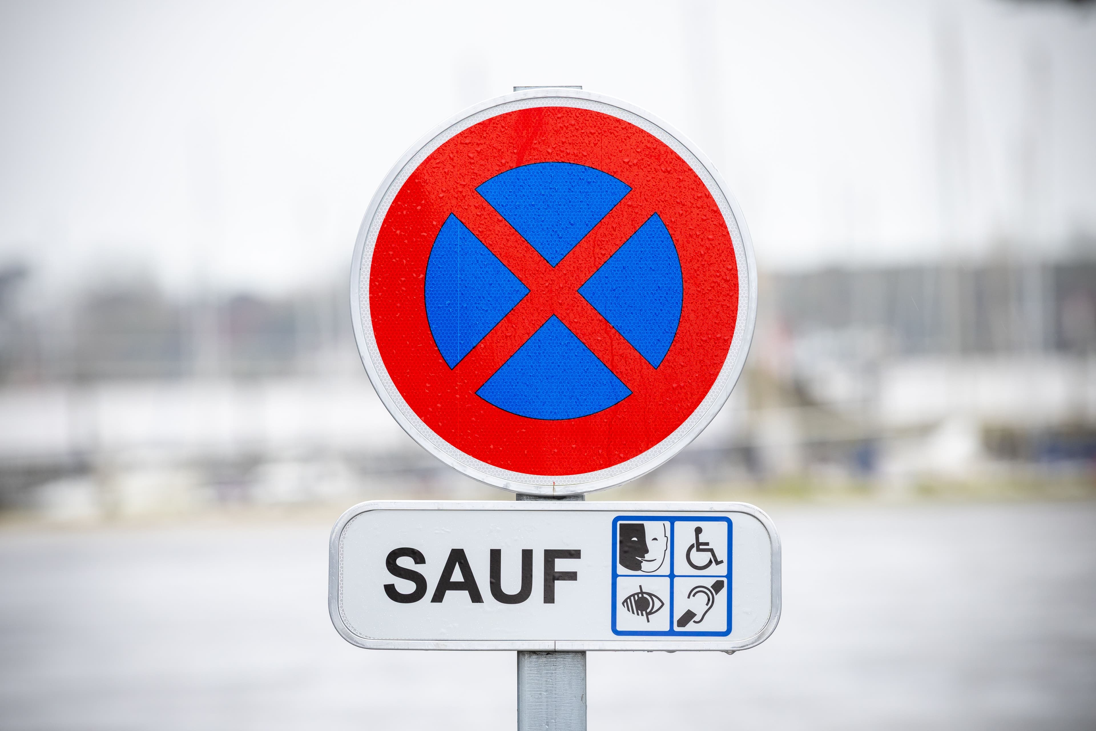 Des autocollants ont été rajoutés sur les panneaux dédiés aux places PMR.