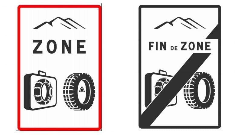 Panneaux indiquant les zones réglementées où l'obligation d'équipements hivernaux est obligatoire. © Ministère de l'Intérieur