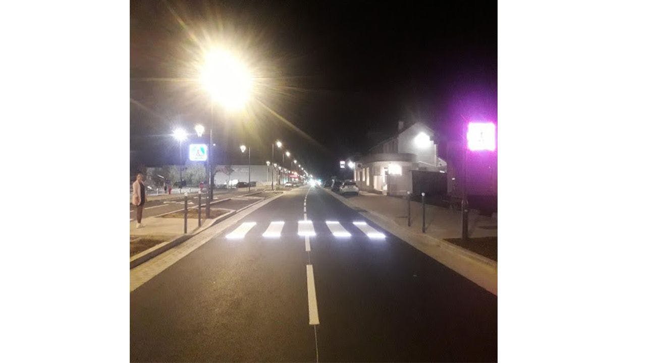 Passage piéton lumineux à Bois d’Arcy dans les Yvelines. ©Bouygues Energies &amp; Services 