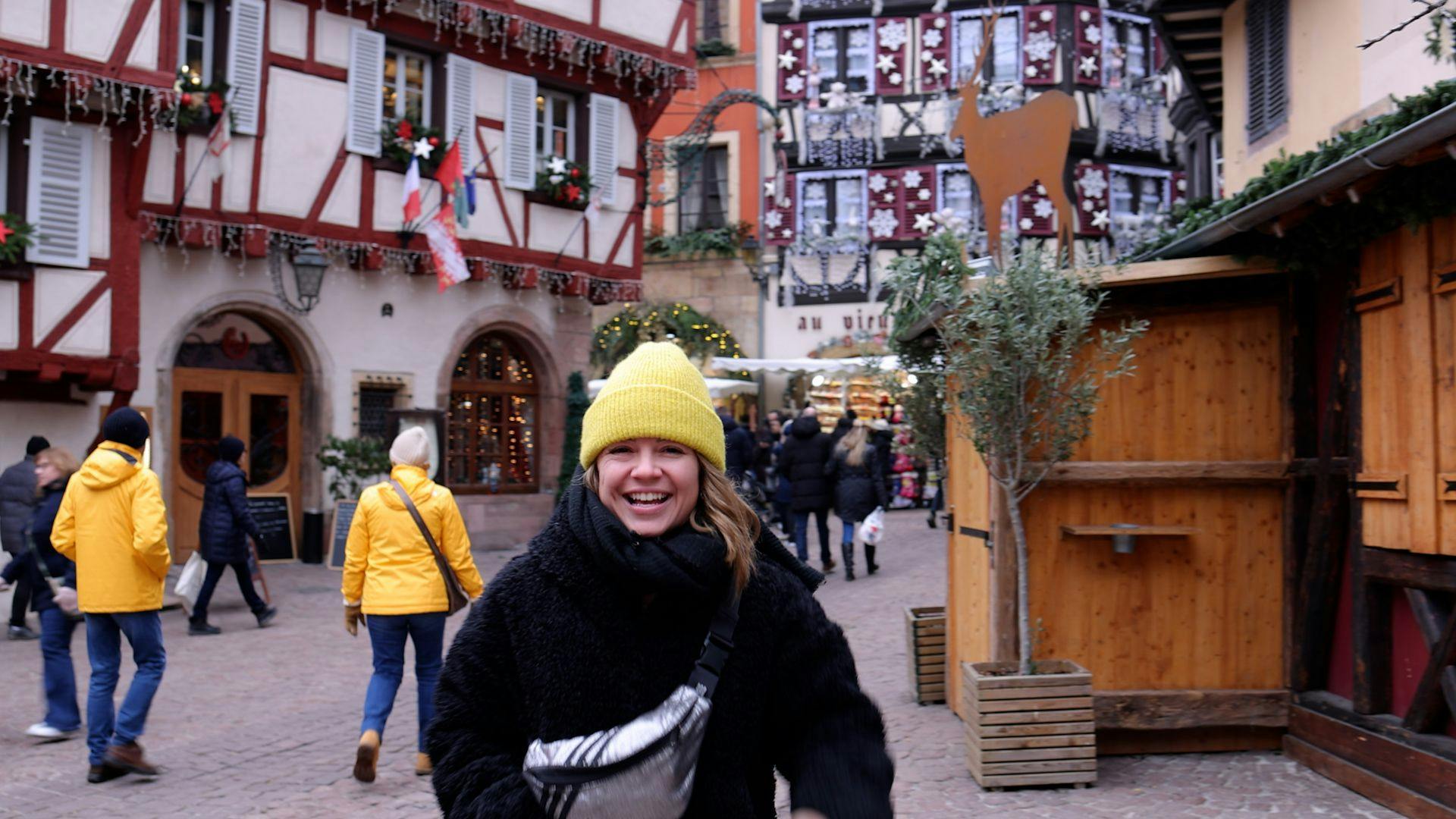 Pauline au marché de Noël de Colmar lors de sa visite au restaurant Le raisin d'or.