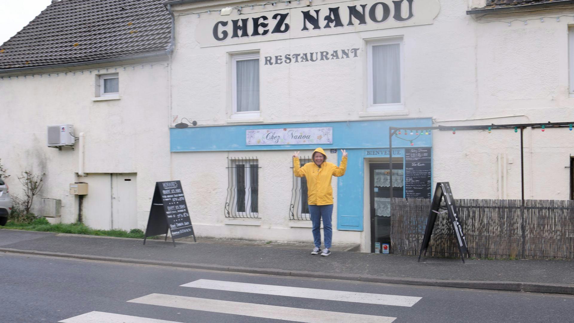 Pauline devant Chez Nanou.