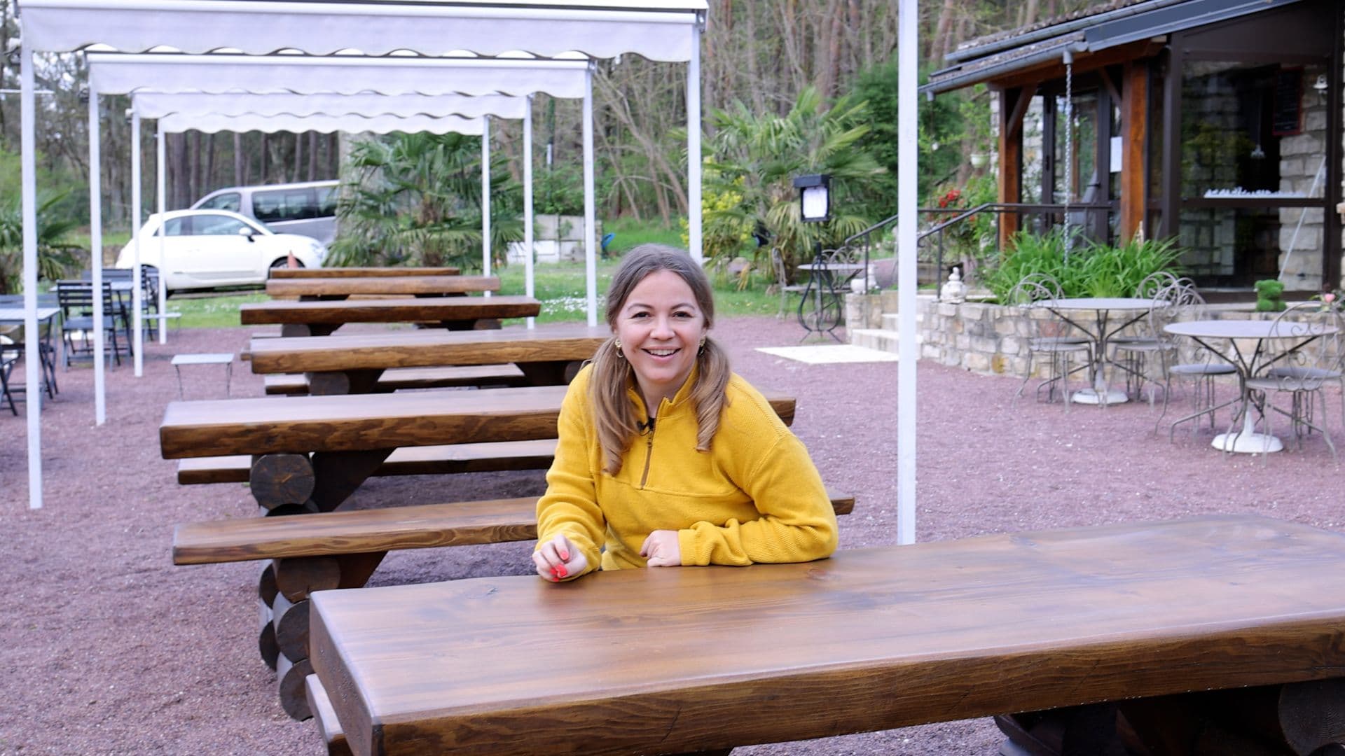 Pauline sur la terrasse du restaurant La Forêt