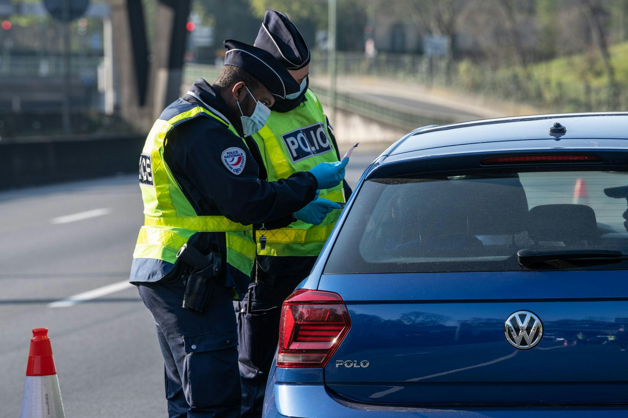 Deux policiers et une voiture bleue en France.