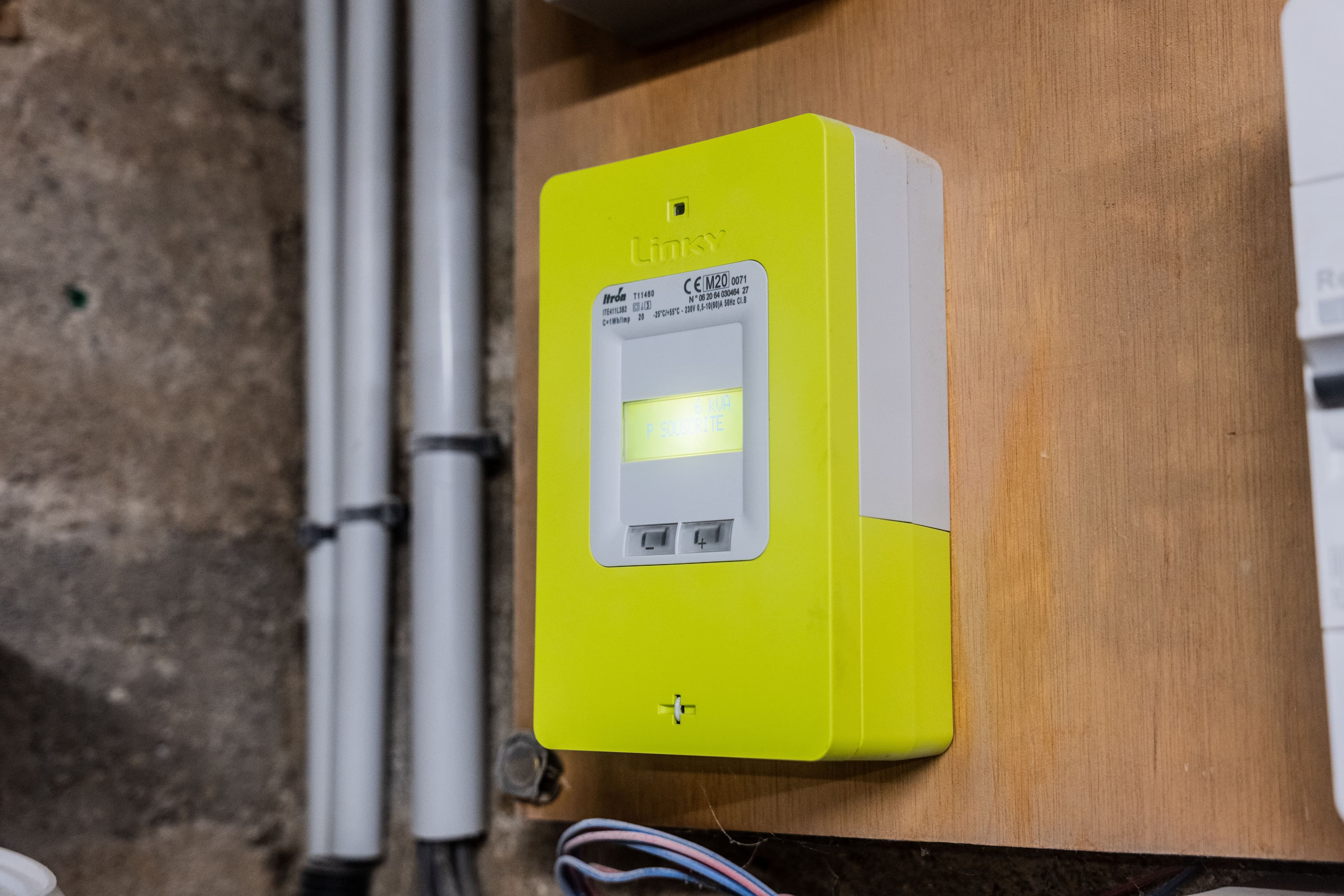Un compteur Linky dans un garage