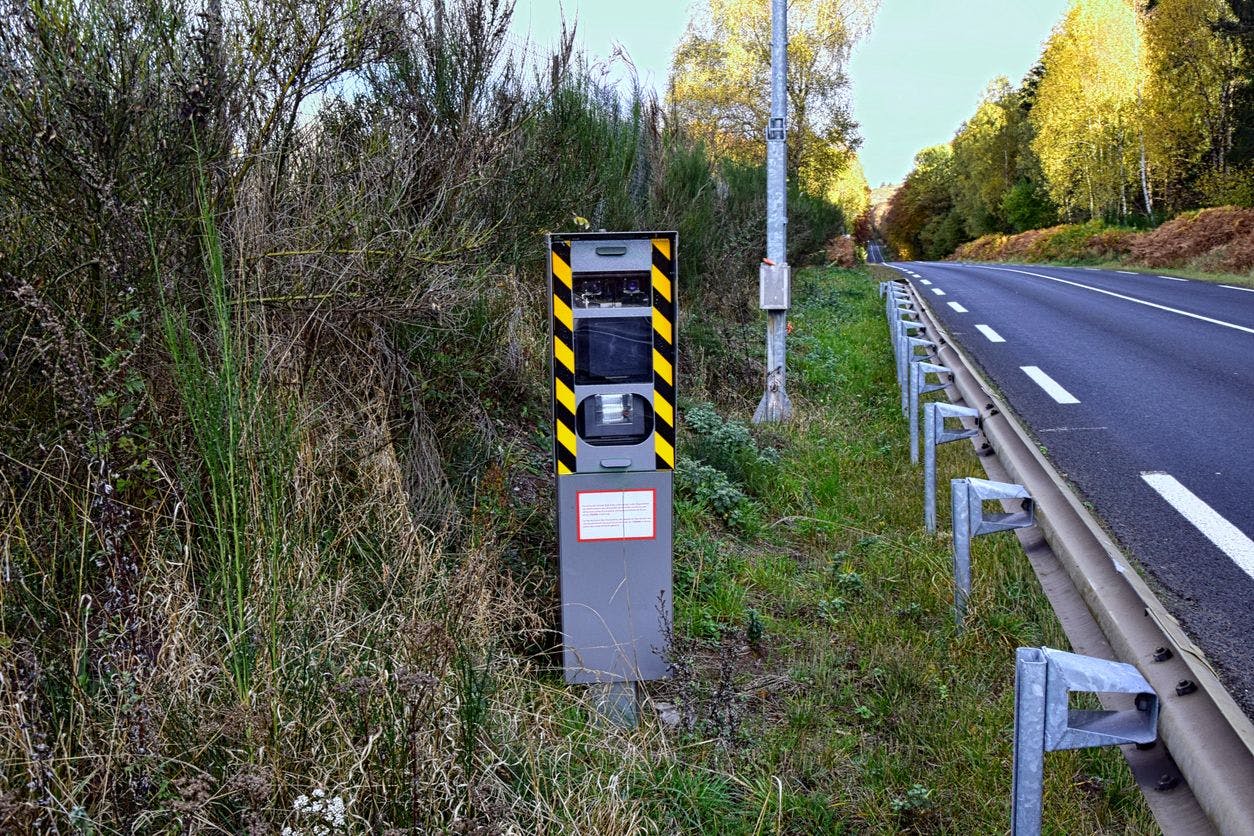 Photo d'un radar sur une route départementale en Auvergne