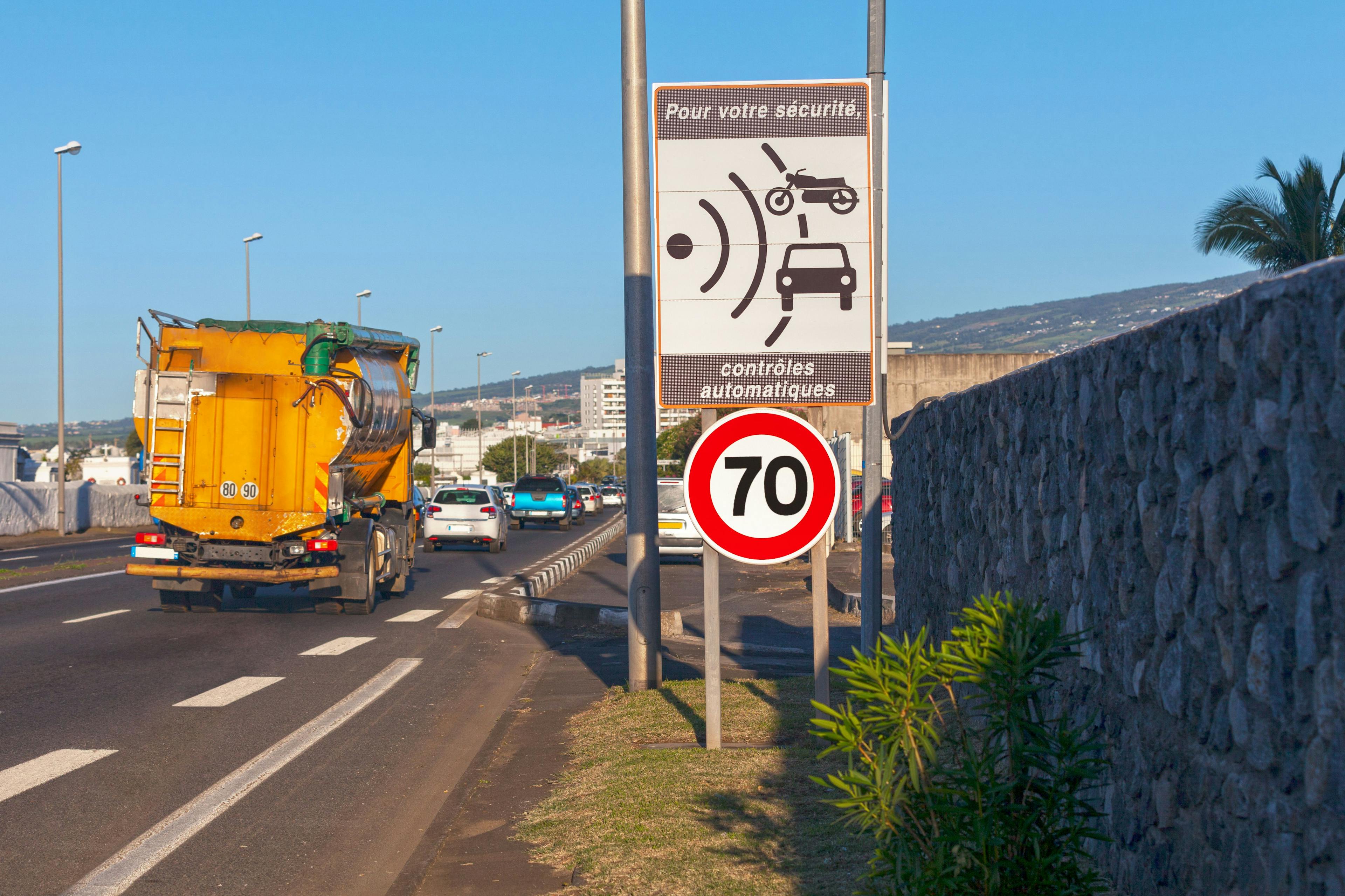 Radar en France sur une route où la vitesse maximale autorisée est limitée à 70 km/h.