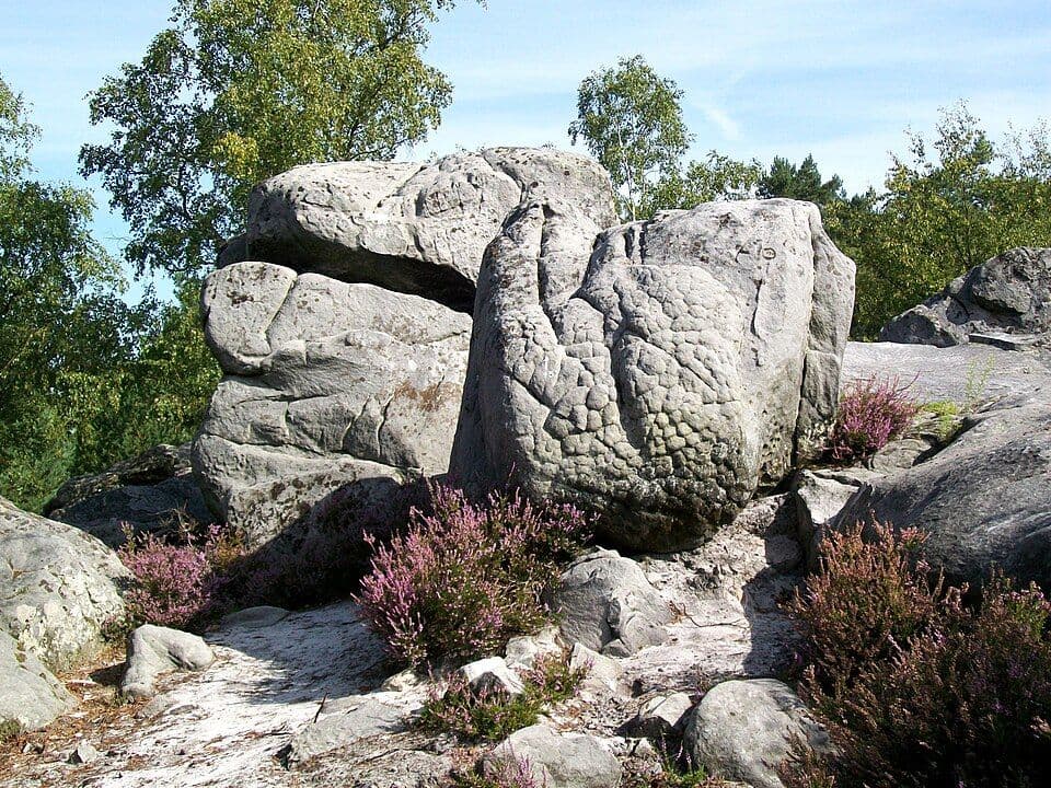 Les rochers gigantesques, à découvrir et escalader lors de votre randonnée à Ermenonville. ©Sissoupitch