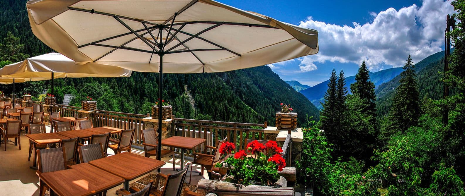 La terrasse du restaurant L'air du Temps, avec une vue à couper le souffle sur les cimes des arbres. ©PureMontagne Spa&Resort