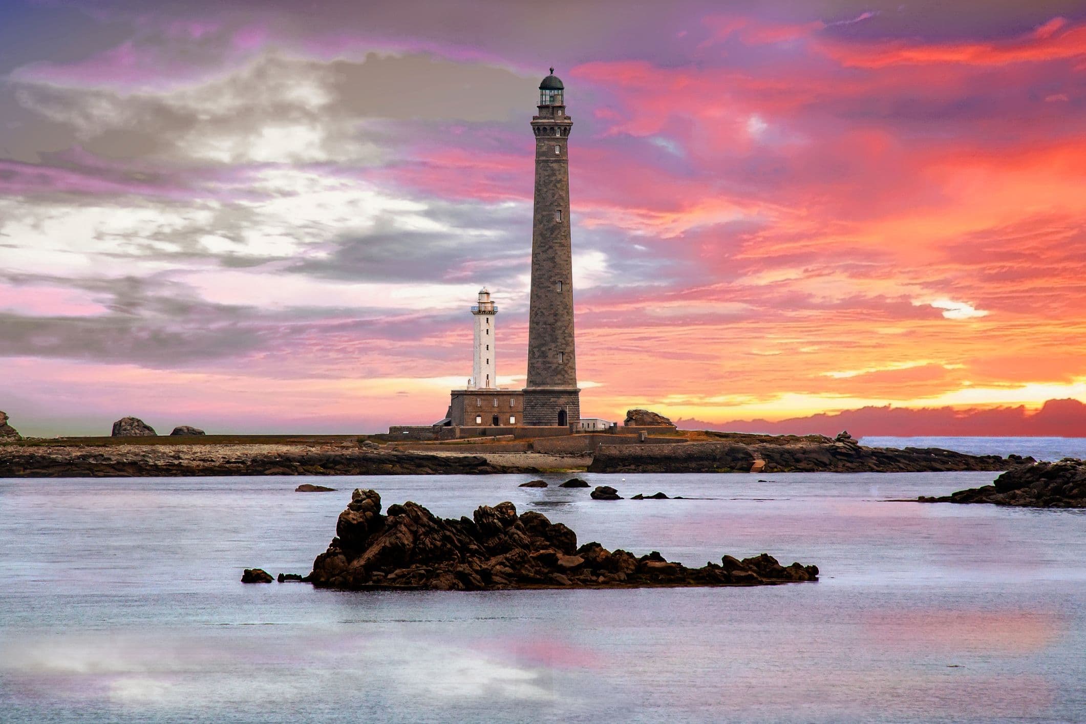 Soleil couchant sur le phare de l'île Vierge. ©Guy Ozene