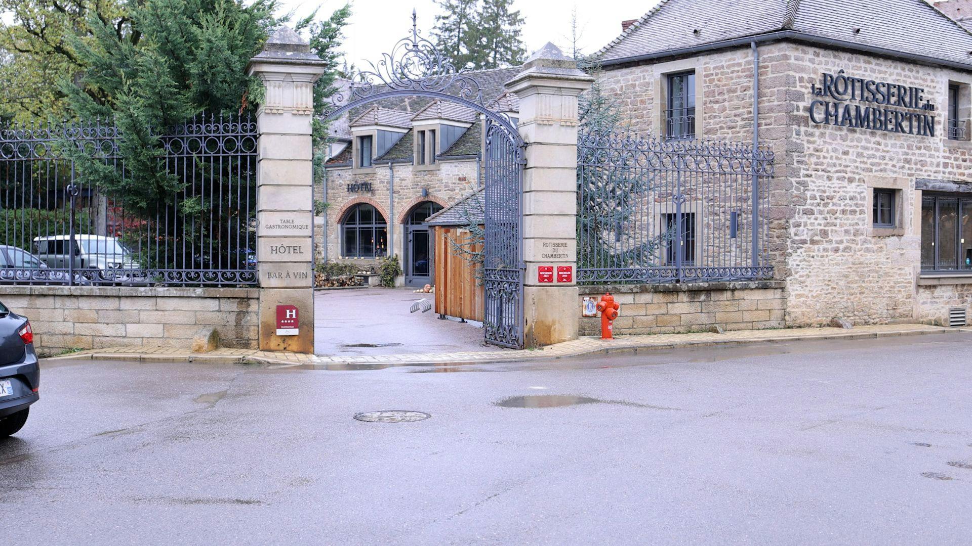 L'entrée de « La Rôtisserie du Chambertin ». ©Roole