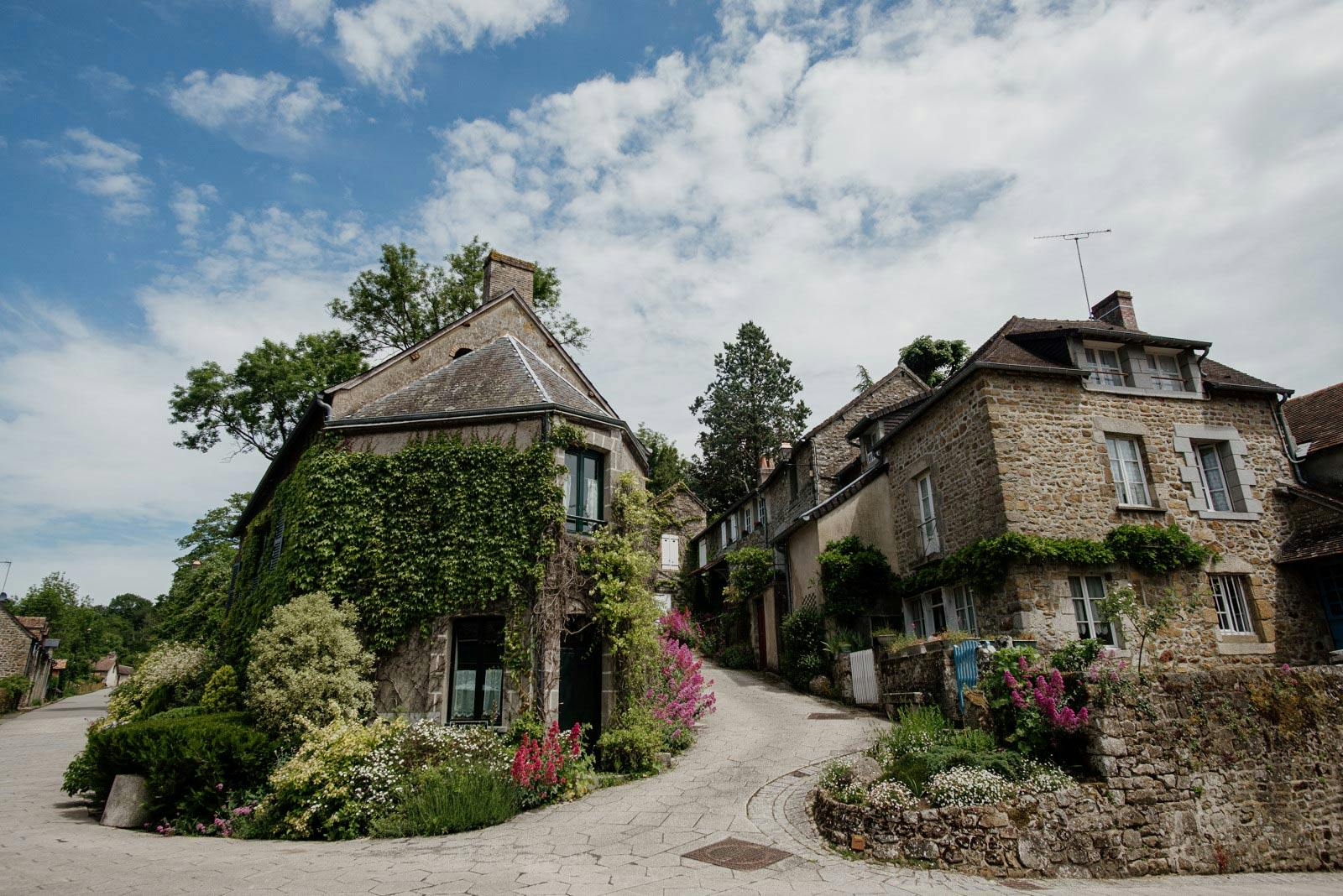 Le village de Saint-Céneri-le-Gérei, classé parmi les plus beaux villages de France.