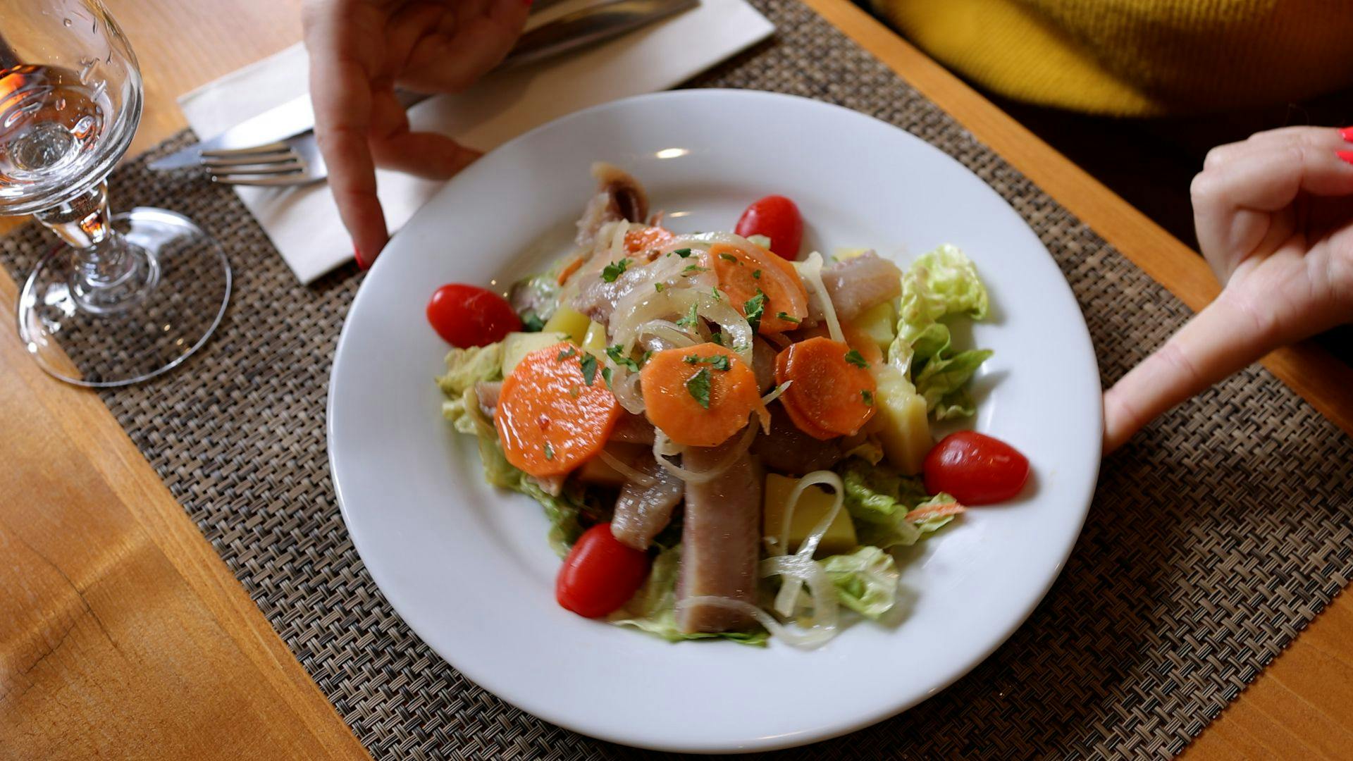 La salade de harengs et pommes de terre du restaurant La Forêt. ©Roole