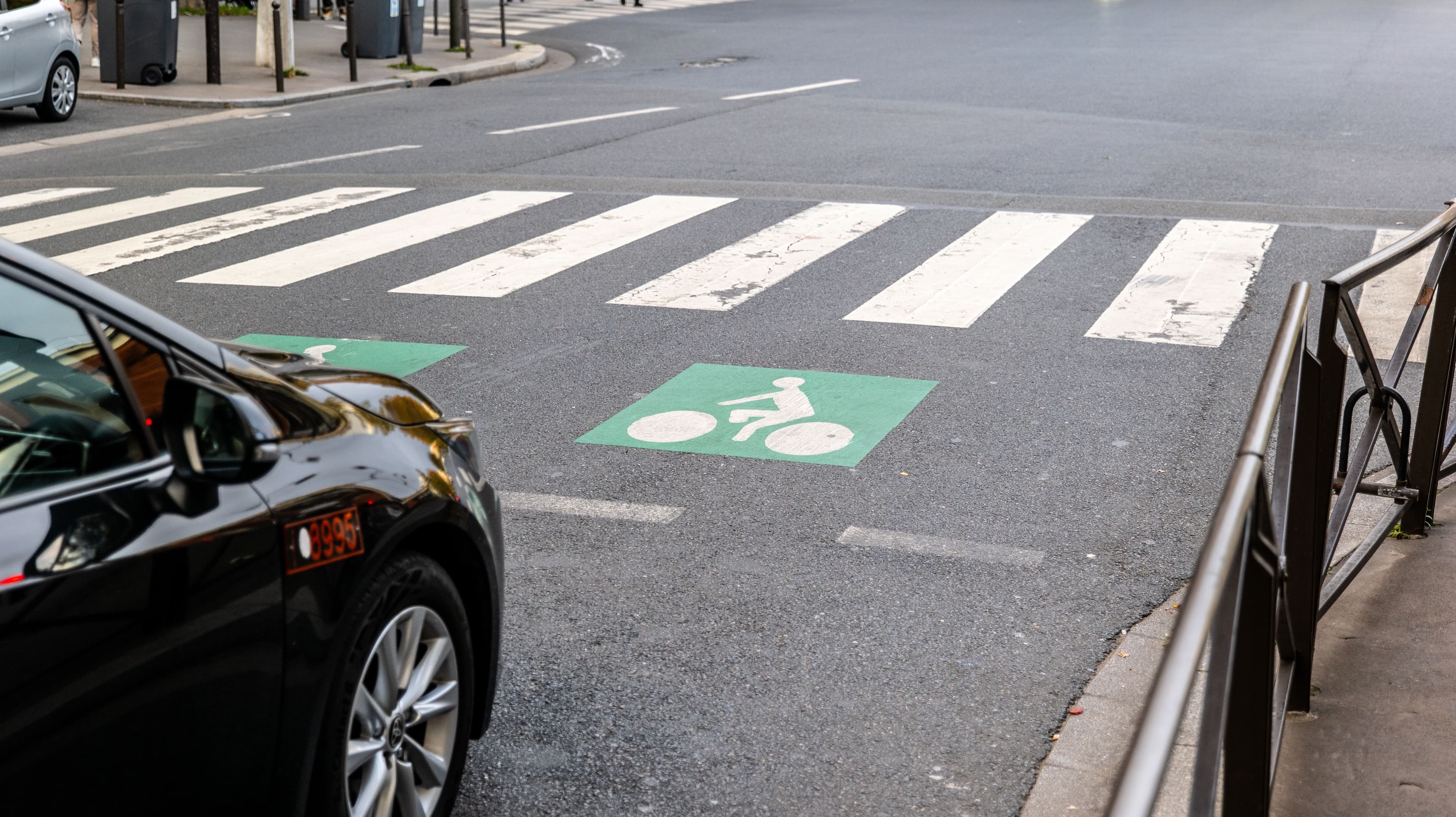 Un véhicule arrêté devant un sas cycliste.