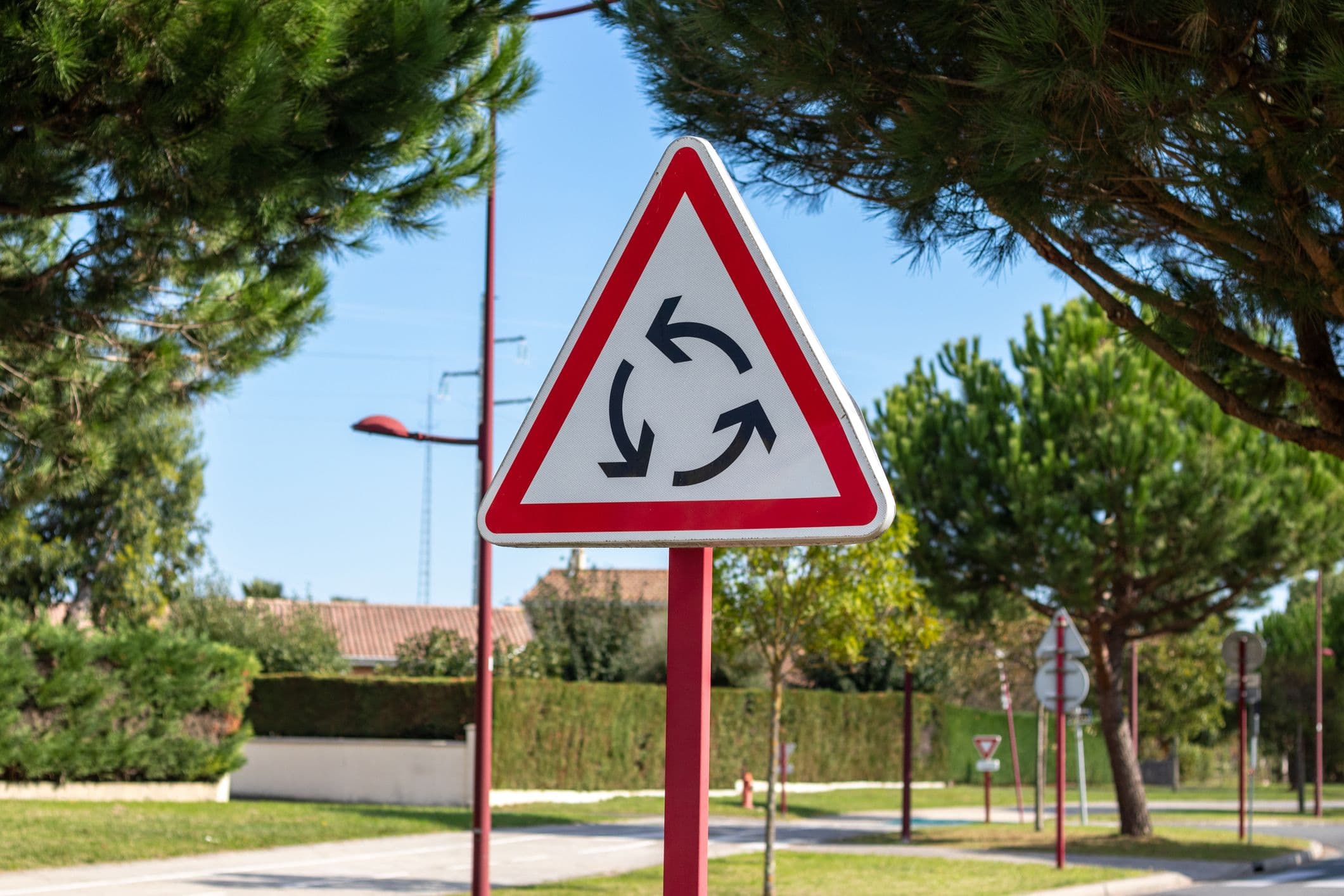 Panneau de signalisation avant un carrefour à sens giratoire. ©iStock
