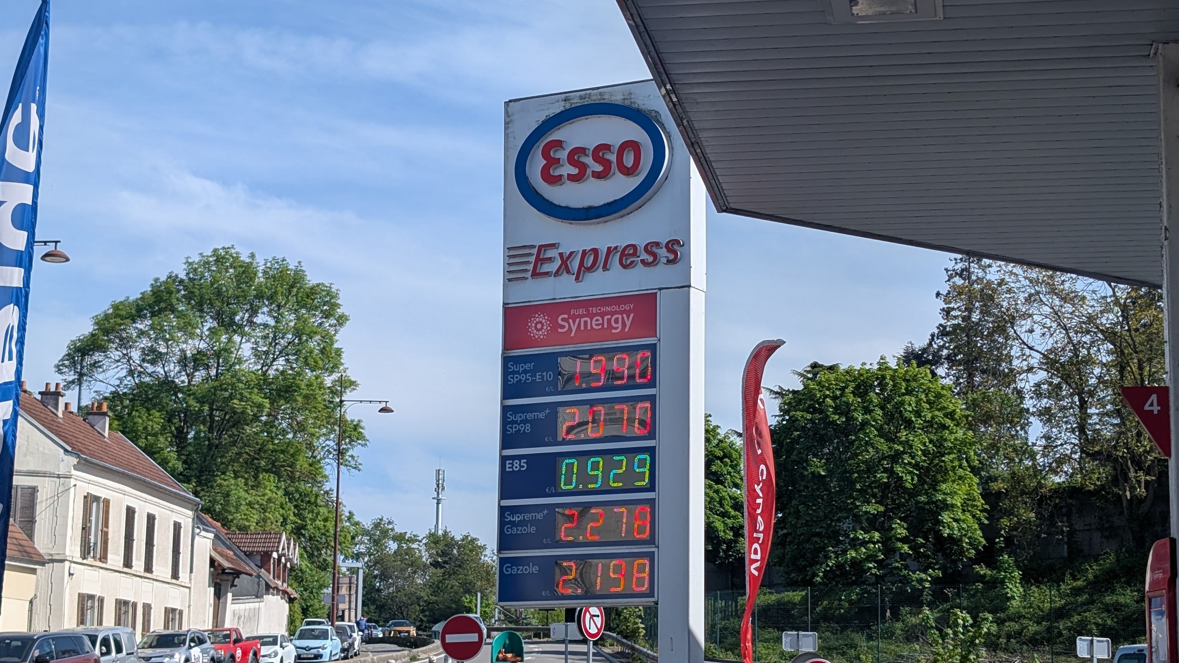 Totem d'une station service Esso Express montrant le prix des carburants le 24 avril 2026
