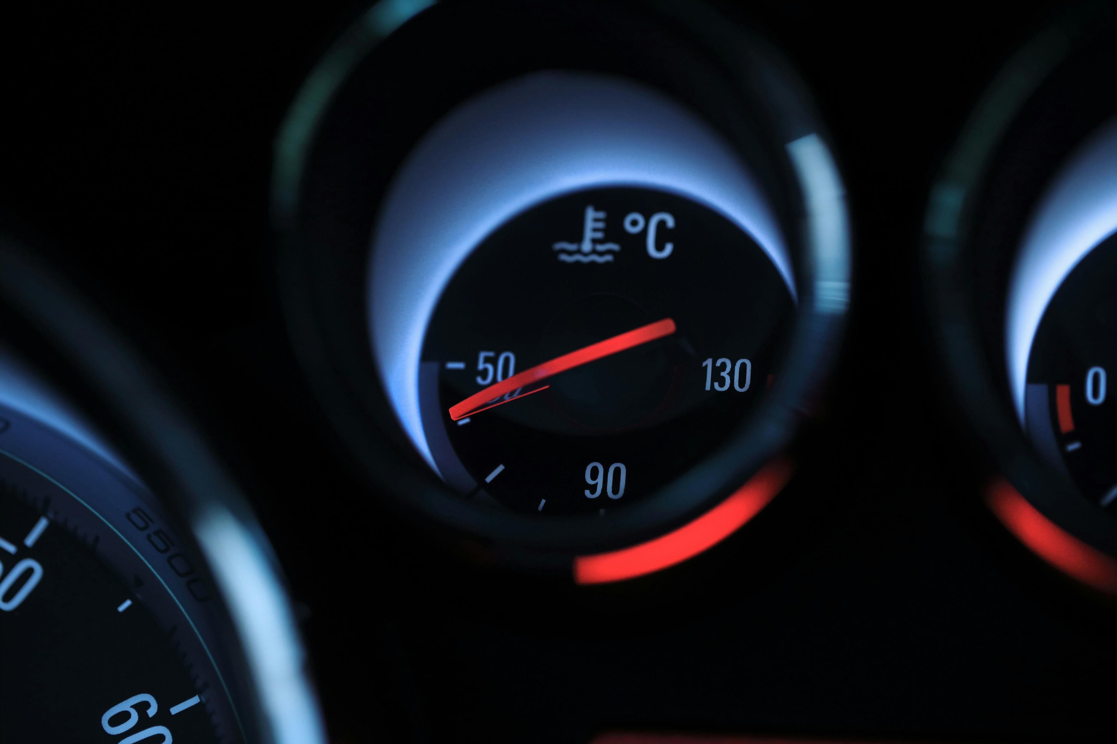 Témoin lumineux indiquant la température du moteur ©iStock