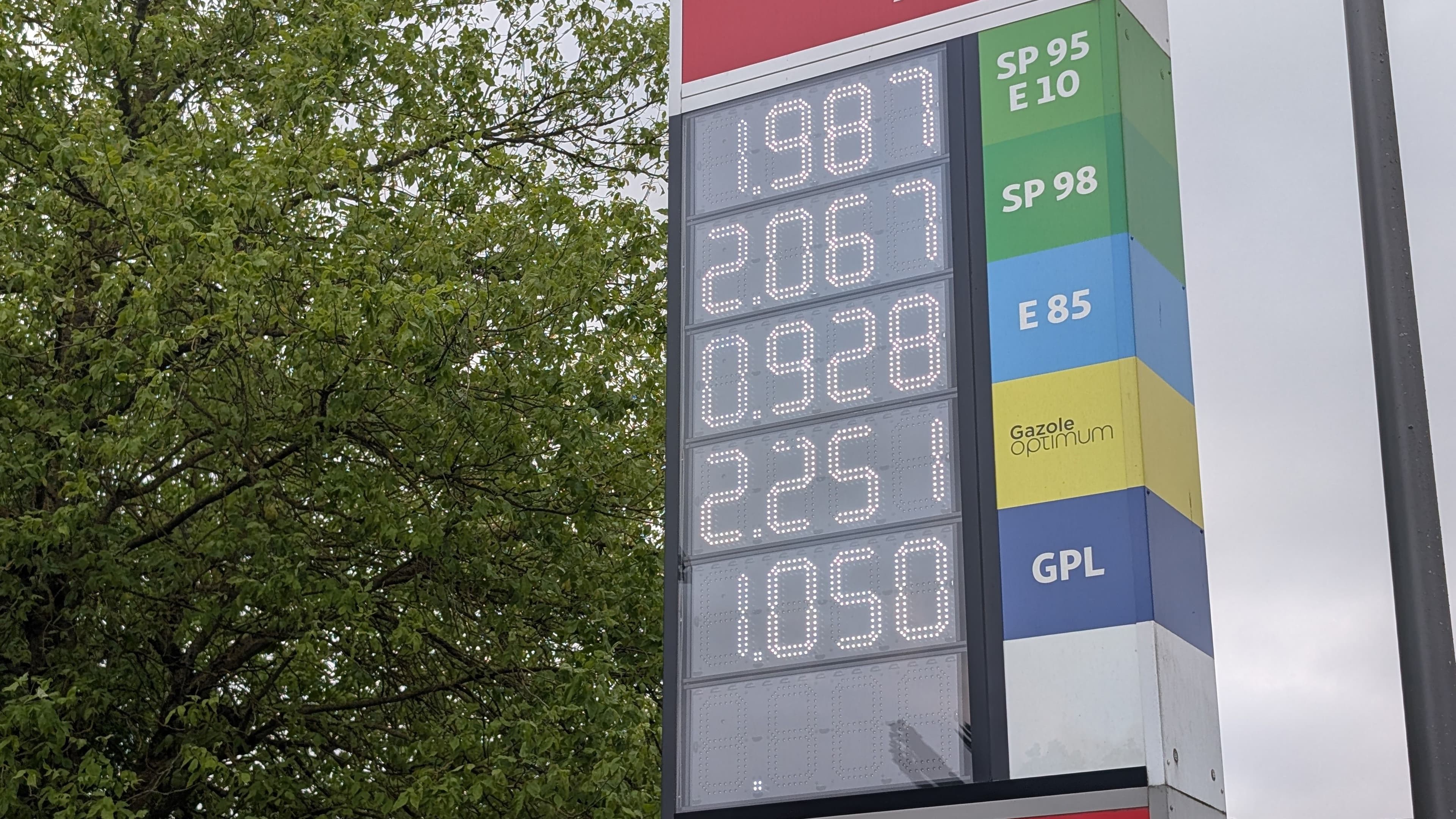 Un totem affichant les prix des carburants gazole, GPL, superéthanol E85, SP98-E5, SP95-E10, SP98