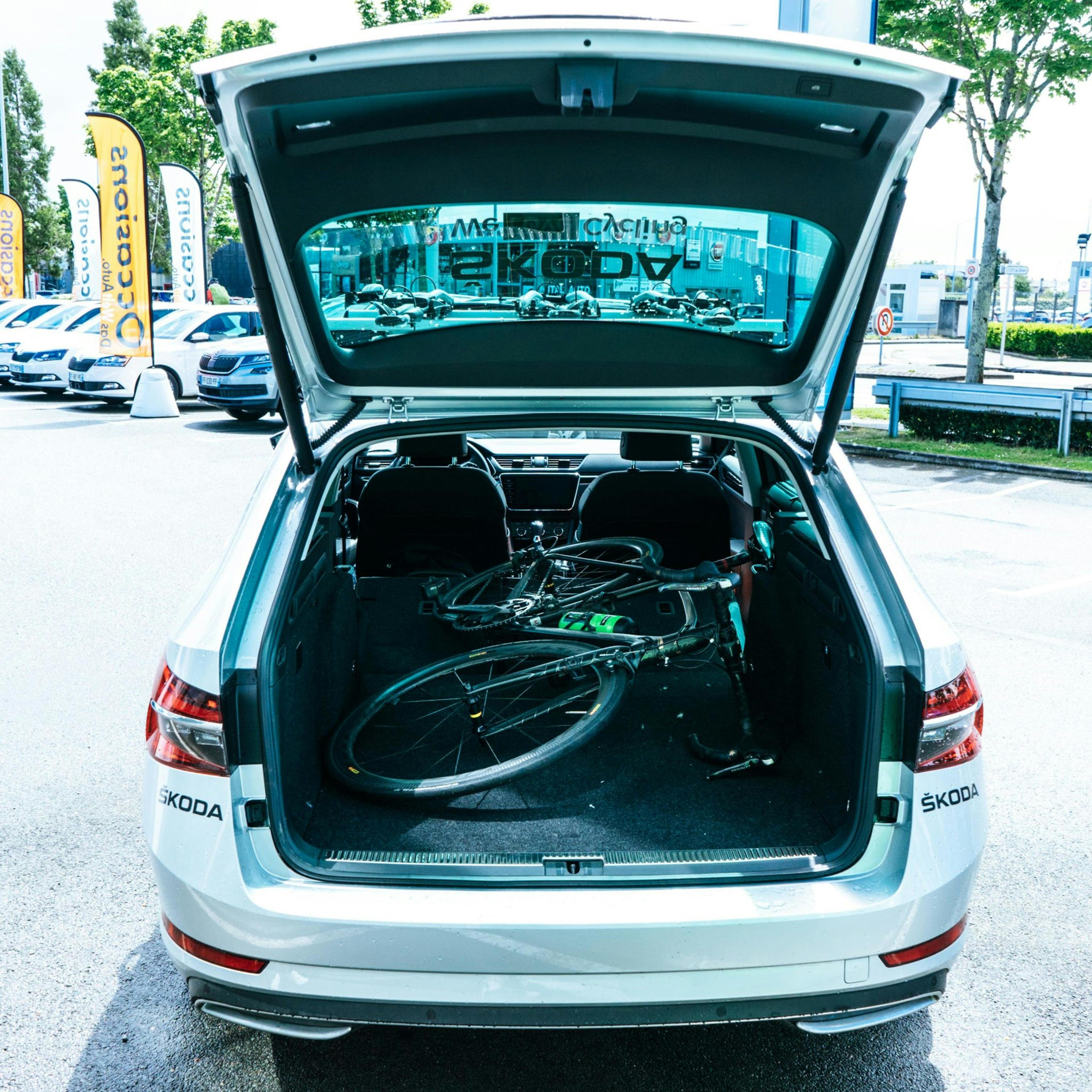 Vélo transporté dans un coffre de véhicule, sans accessoire de fixation. ©Skoda