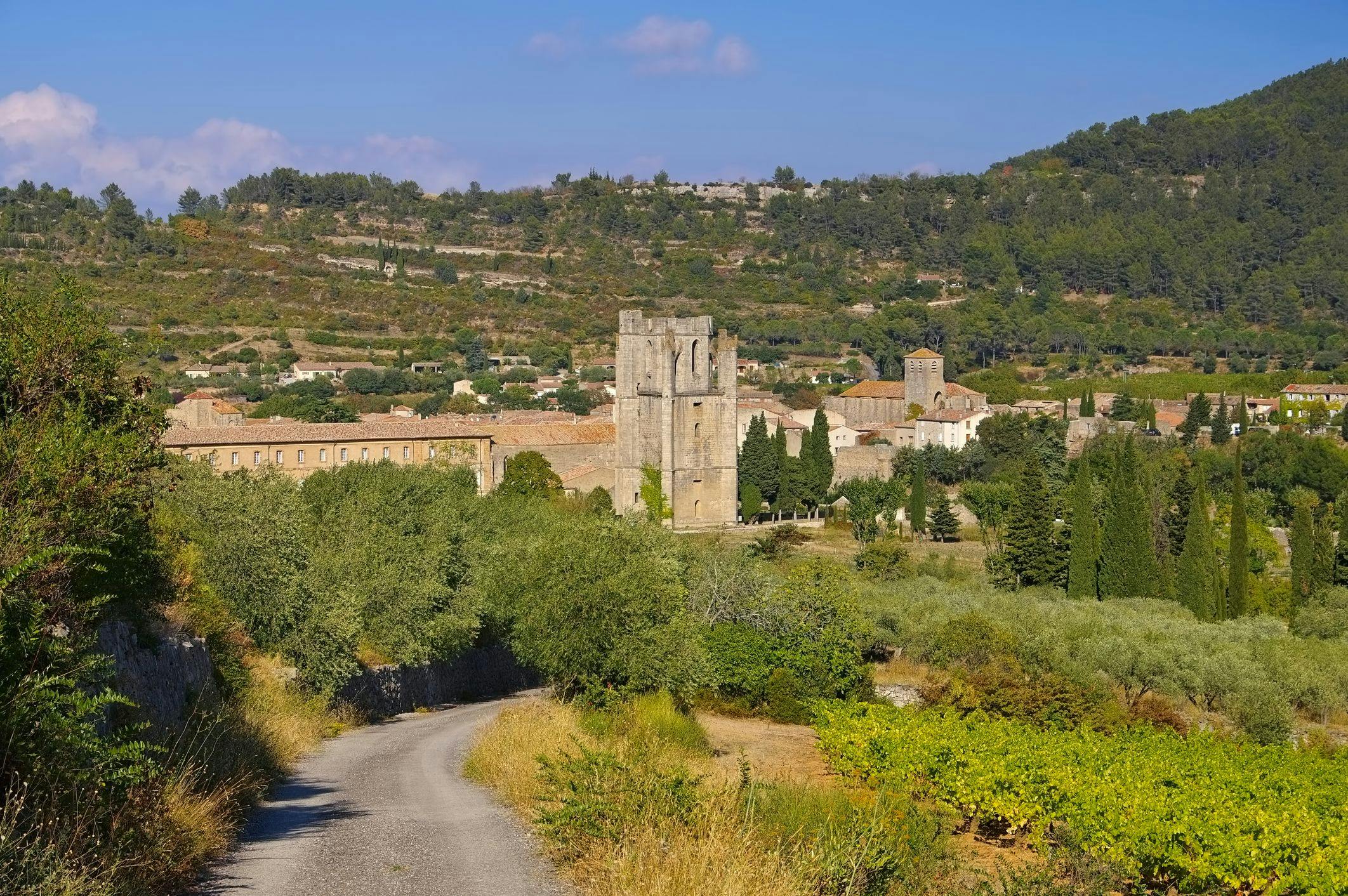 Village de Lagrasse roadtrip Occitanie
