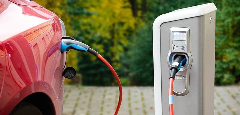 Une voiture charge sur une borne électrique