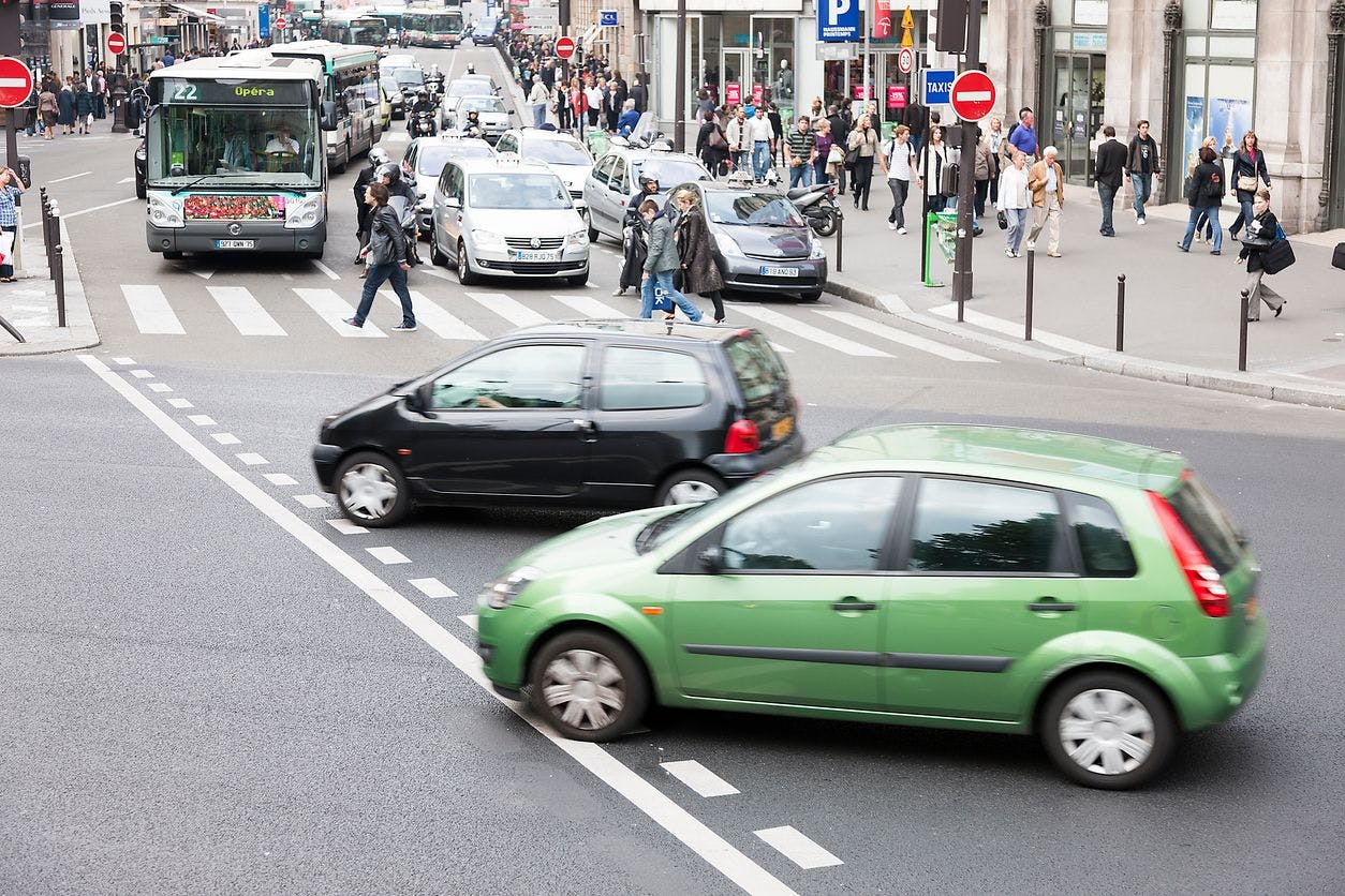 Deux voitures à une intersection dans Paris