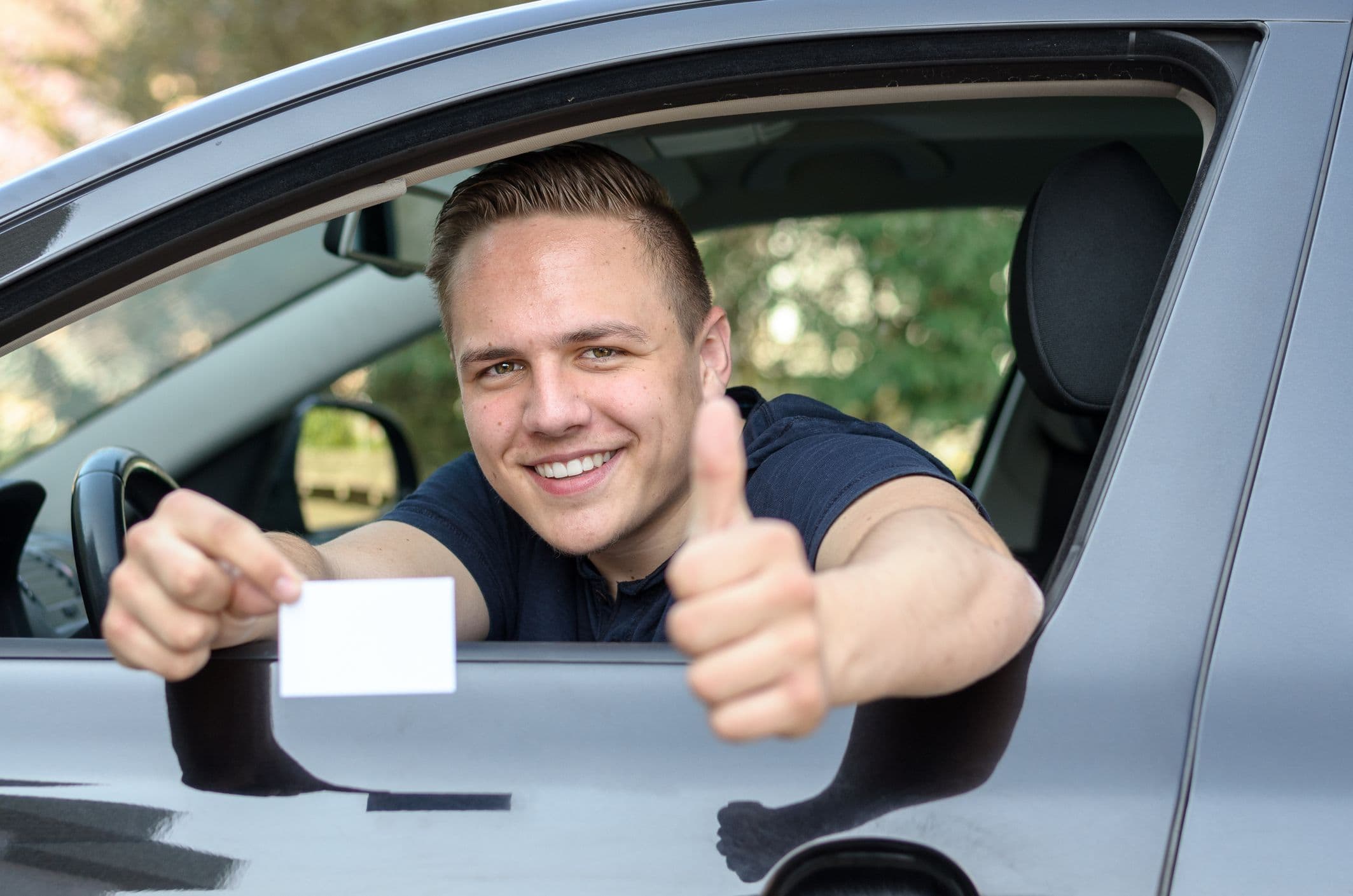 Jeune homme qui vient d'optenir son permis de conduire