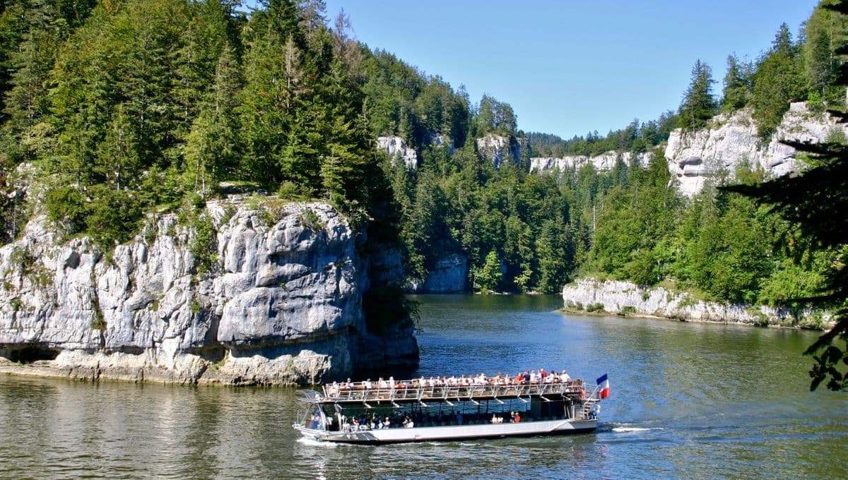 Découverte du Saut du Doubs en bateau. © Bateaux Plaisance