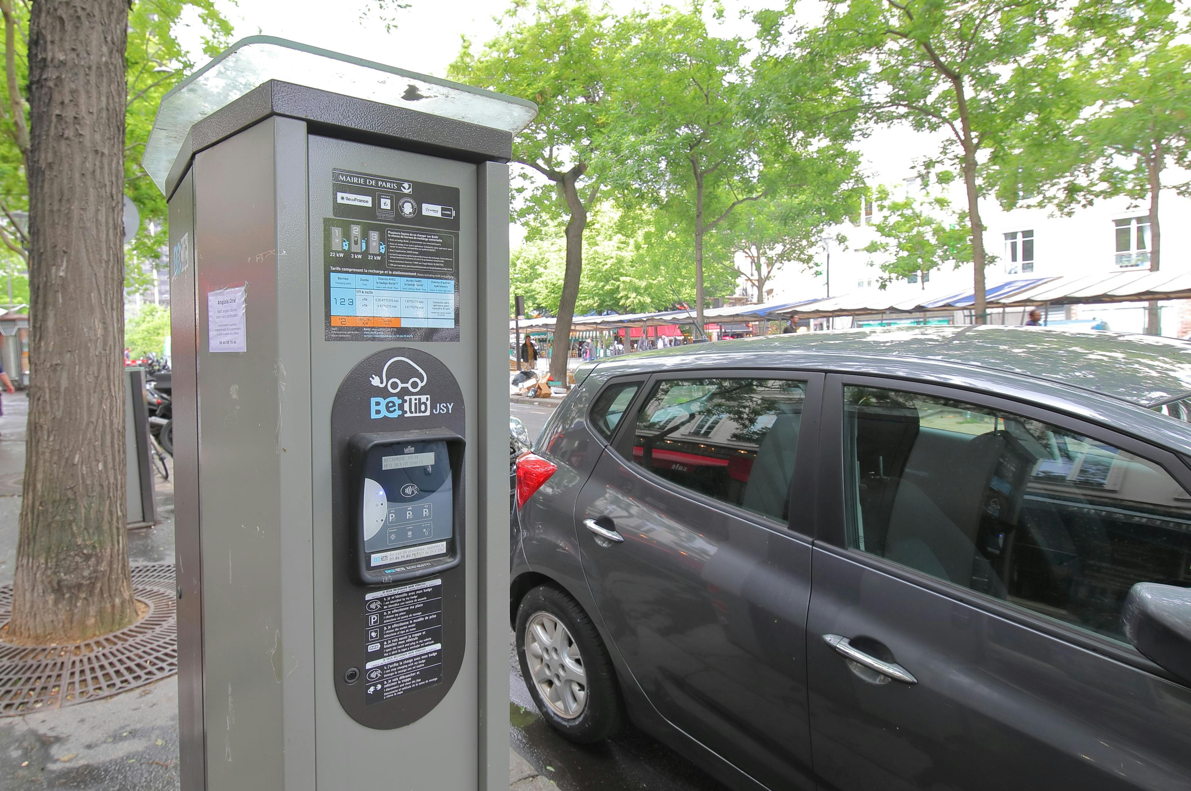 Une borne publique de recharge électrique à Paris