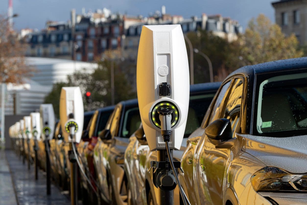 Des voitures électriques se rechargent sur des bornes installées en voirie