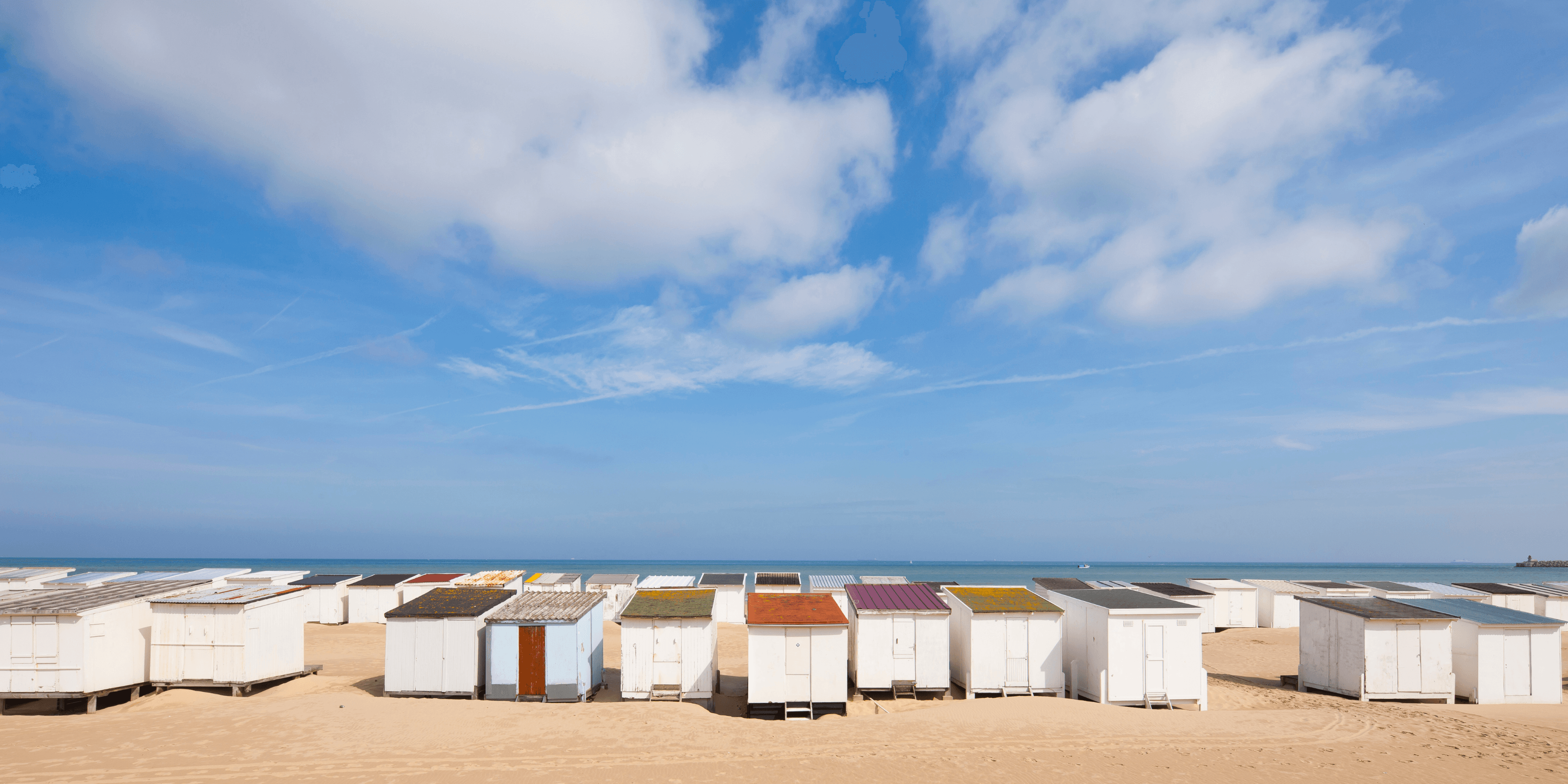 Les traditionnelles cabanes de plage du Nord de la France.