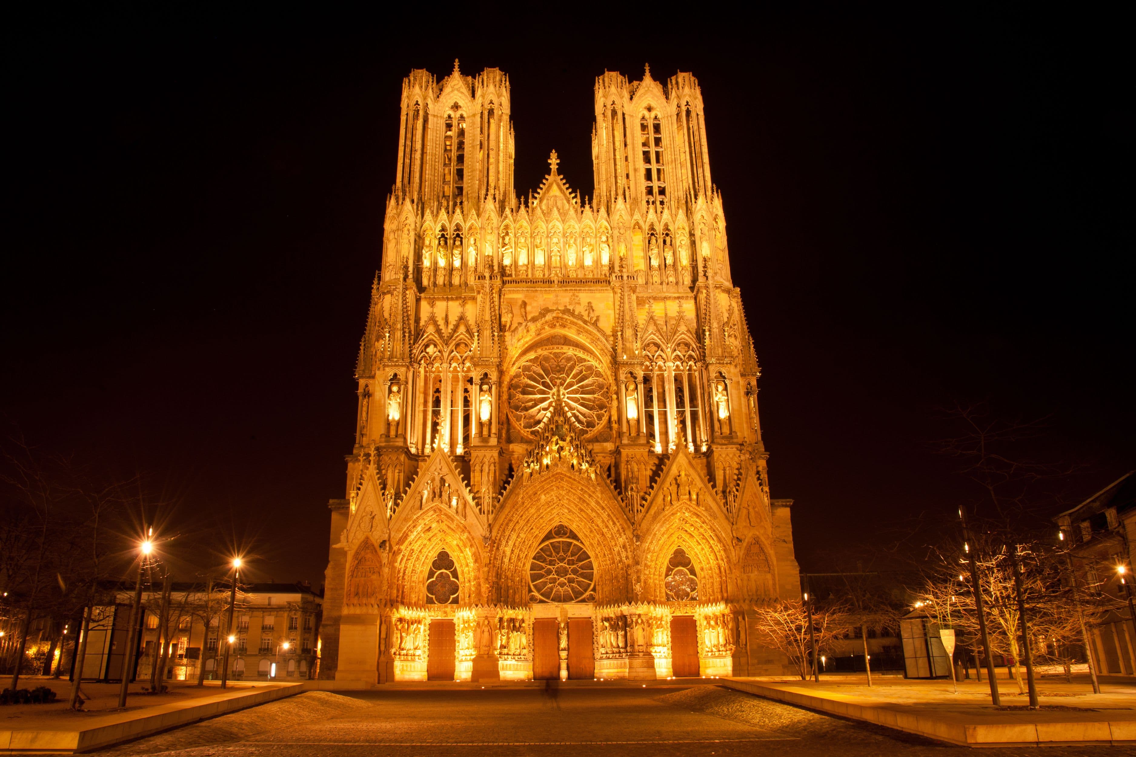 La Cathédrale Notre-Dame de Reims est ublime de jour comme de nuit. ©Tashka