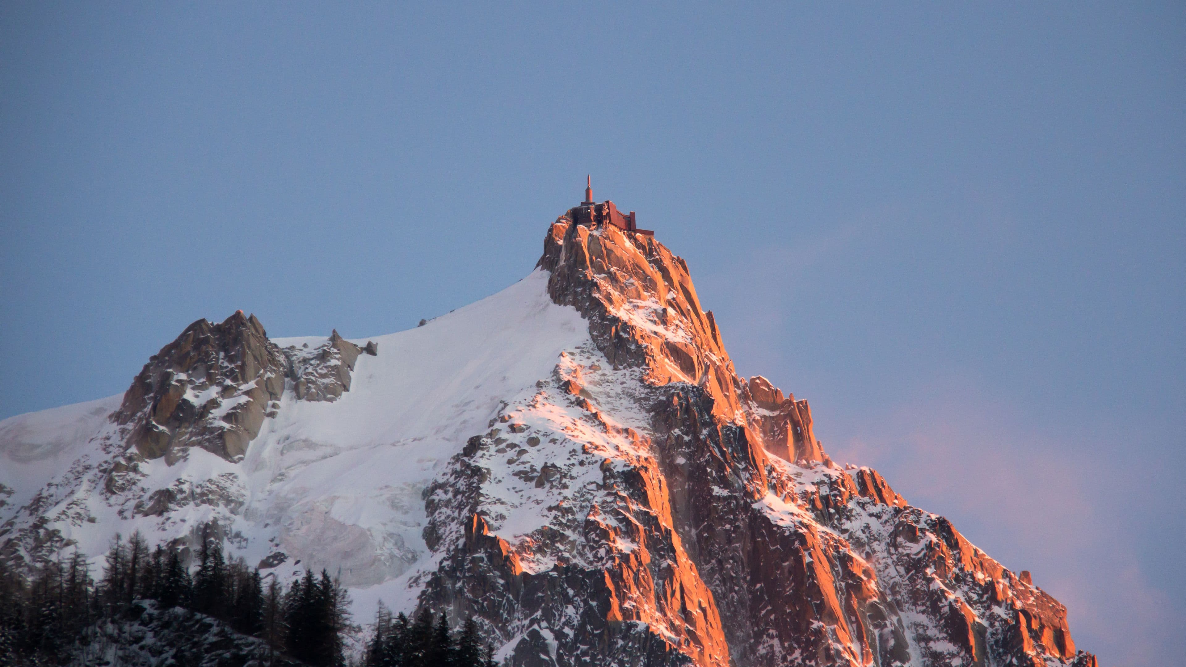 Une photo de l’Aiguille du Midi à Chamonix en Haute-Savoie (France) pour mettre en avant notre questionnaire sur les montagnes