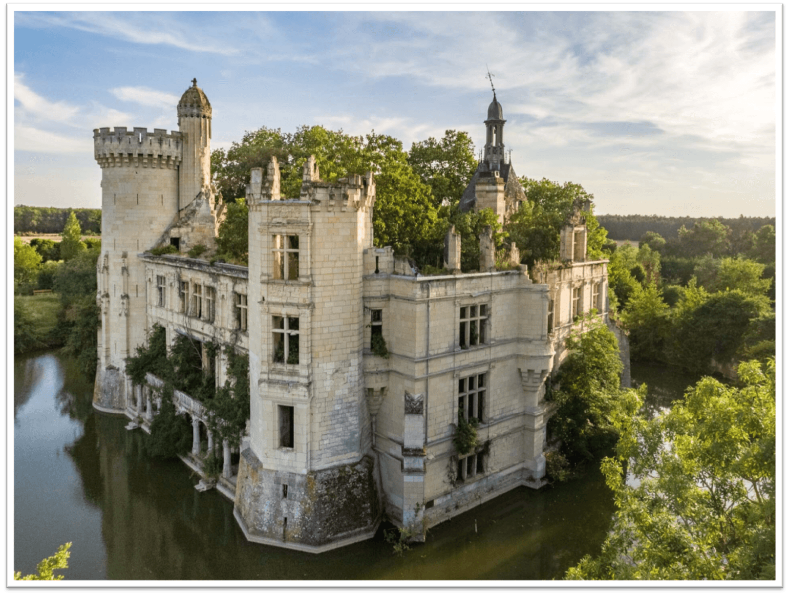 L'incomparable Château de la Mothe Chandeniers appartient aujourd'hui à plus de 20 000 co-propriétaires. ©Dartagnans