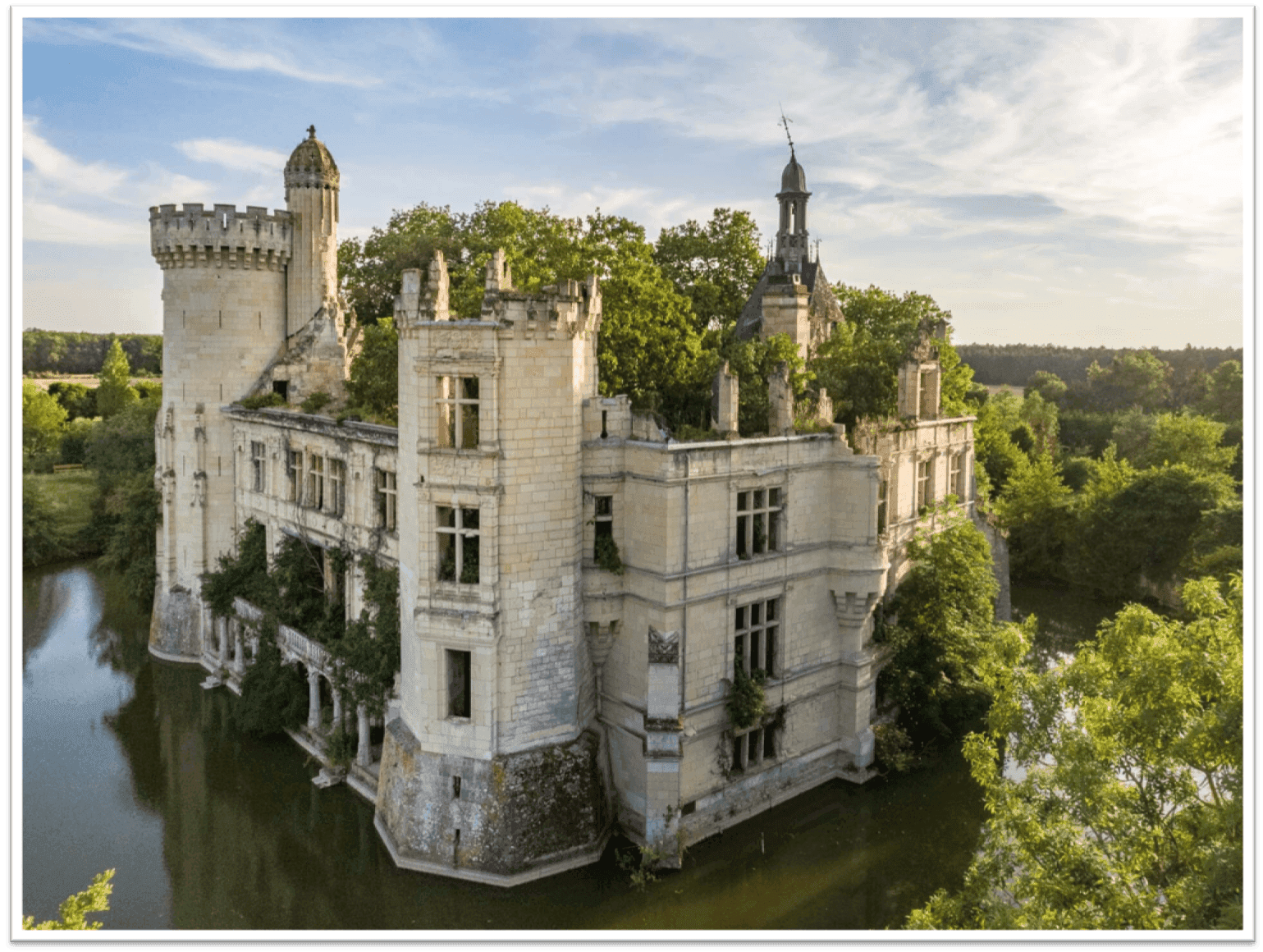 L'incomparable Château de la Mothe Chandeniers appartient aujourd'hui à plus de 20 000 co-propriétaires. ©Dartagnans