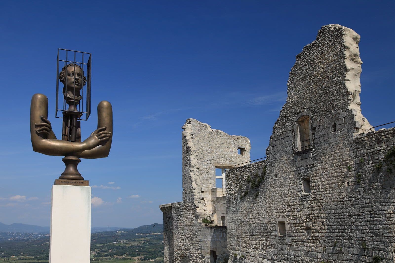 Les oeuvres contemporaines côtoient les ruines de ce Château multicentenaire. ©Fondation Pierre Cardin